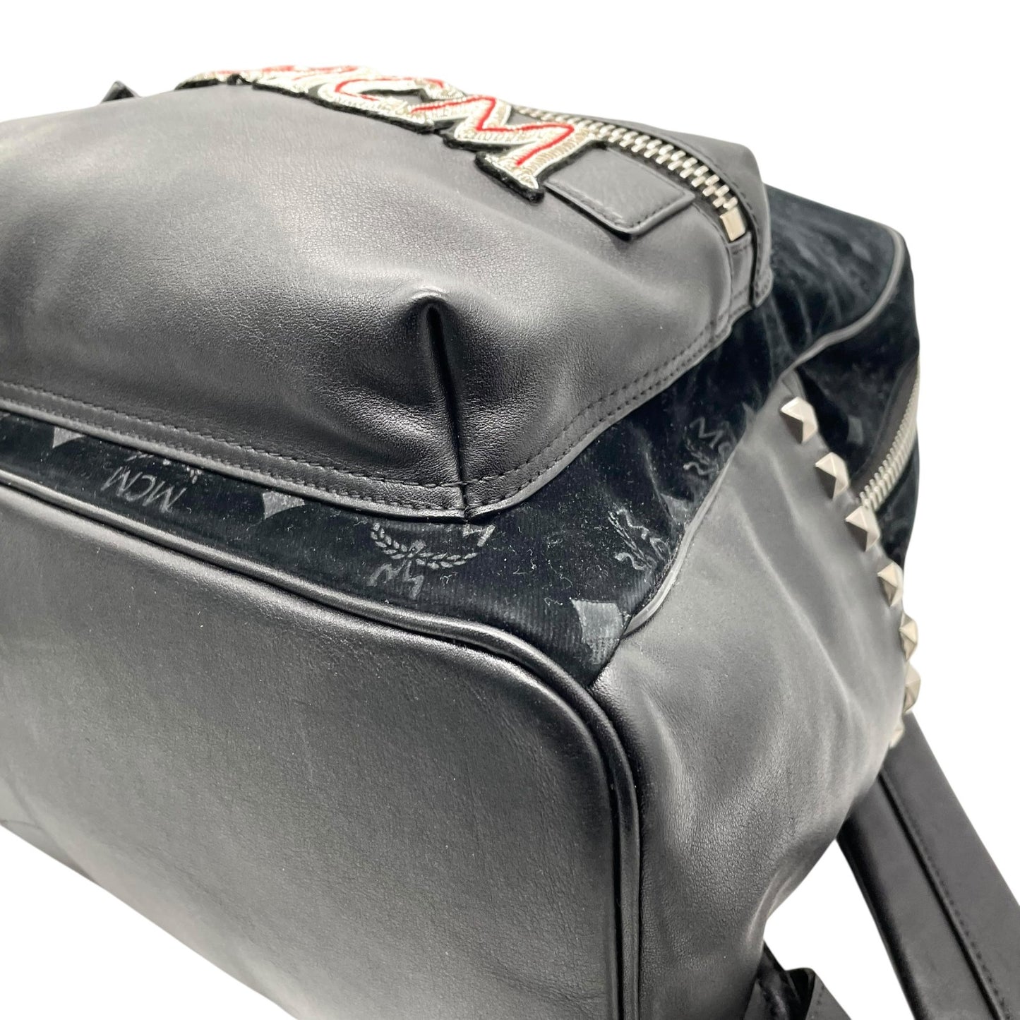 極美品 MCM エムシーエム バックパック リュック モノグラム ヴィセトス エンブレム刺繍 スタッズ付き レザー×ベルベット ブラック 黒 A