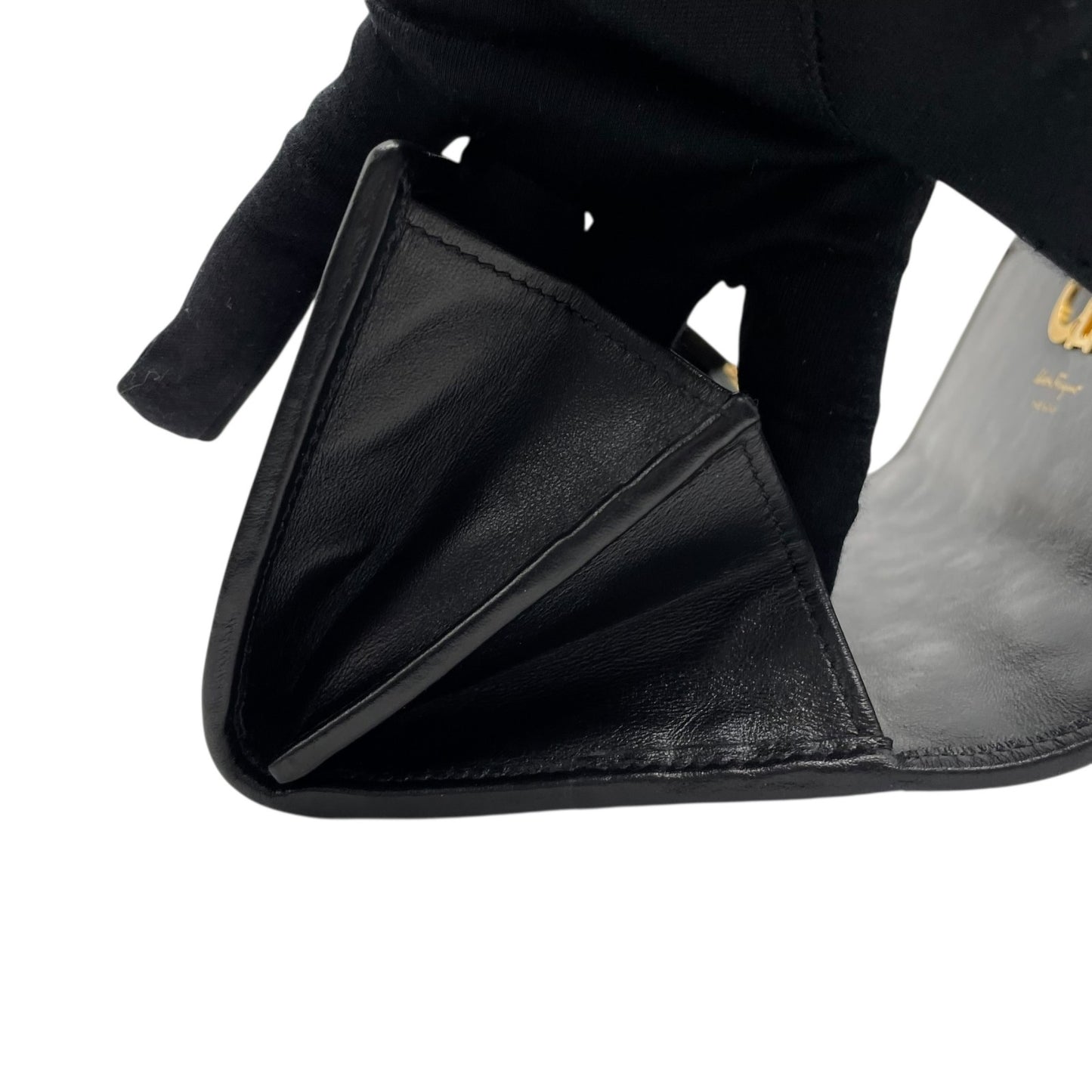 Salvatore Ferragamo フェラガモ 長財布 ガンチーニ ダブルガンチーニ エンボス ターンロック 黒 ブラック レザー 本革 ゴールド金具 ロングウォレット レディース W5