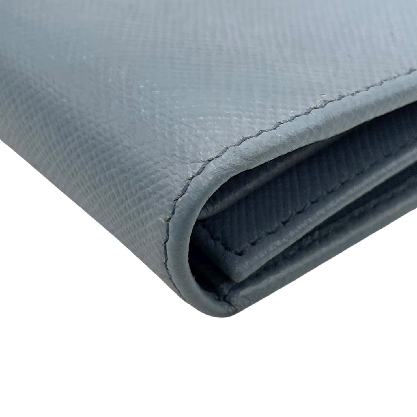 美品 プラダ PRADA サフィアーノレザー 二つ折り財布 トライアングルロゴ 水色 ライトブルー レディース コンパクトウォレット M5