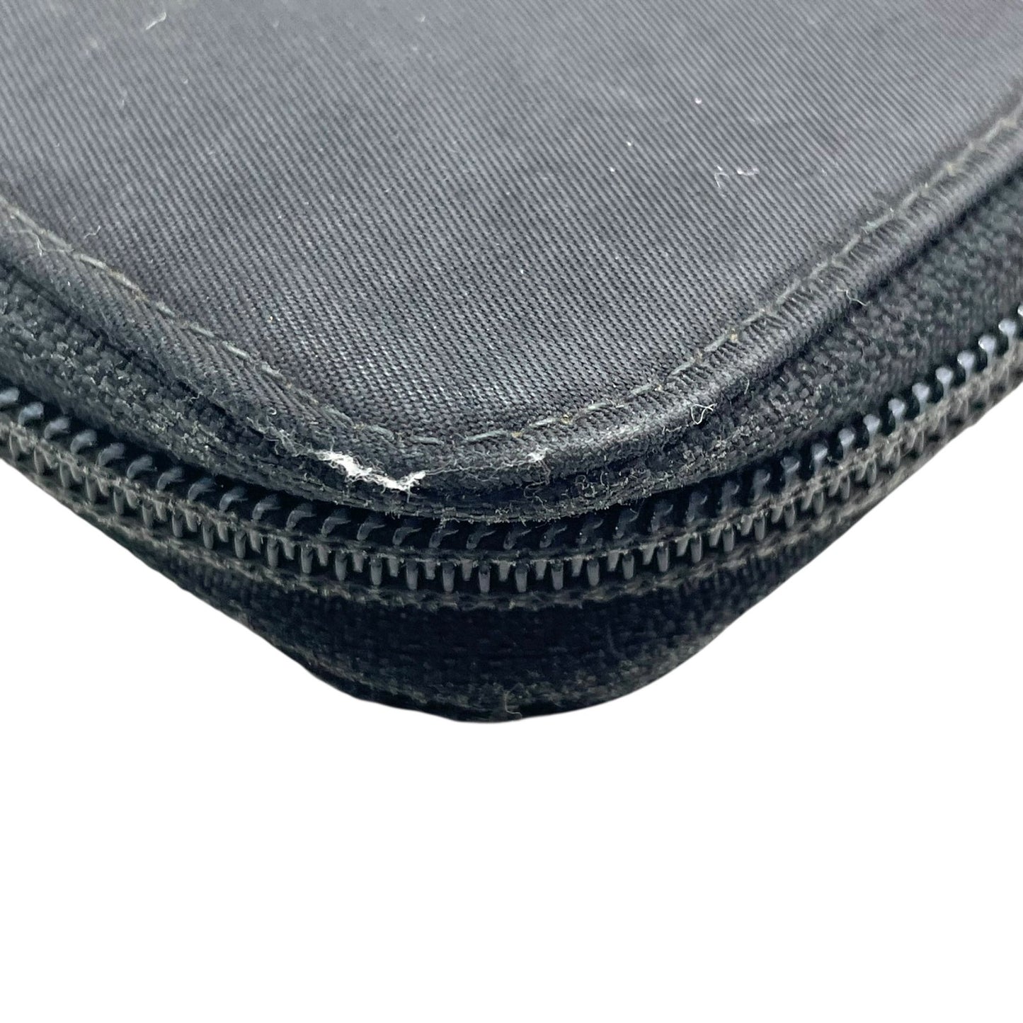 プラダ PRADA 長財布 ブラック 黒 NERO ナイロン レザー ラウンドファスナー 三角ロゴプレート トライアングルロゴ シルバー金具 メンズ レディース M1