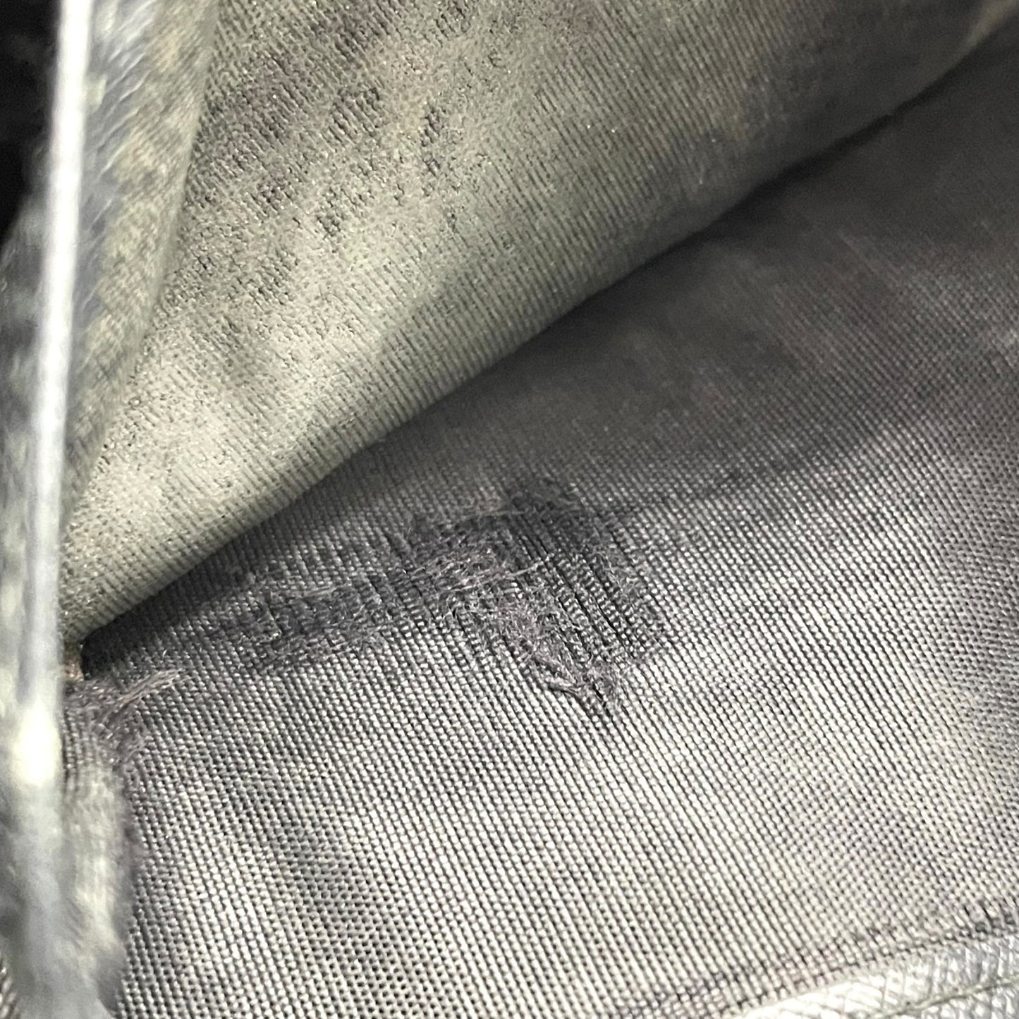 PRADA プラダ 三つ折り財布 コンパクトウォレット フラップ サフィアーノレザー ブラック 三角ロゴ トライアングルロゴ シルバー金具 メンズ レディース W3