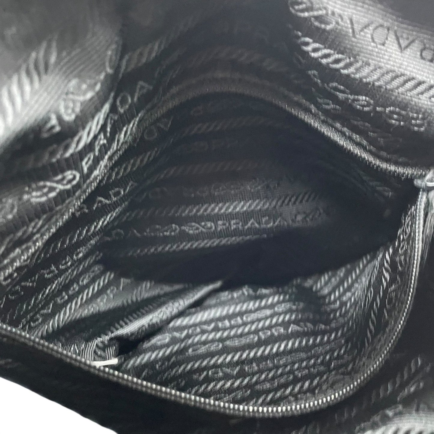 PRADA プラダ ショルダーバッグ 黒 ブラック NERO ナイロン レザー シルバー金具 三角ロゴ 斜め掛け メンズ レディース B3