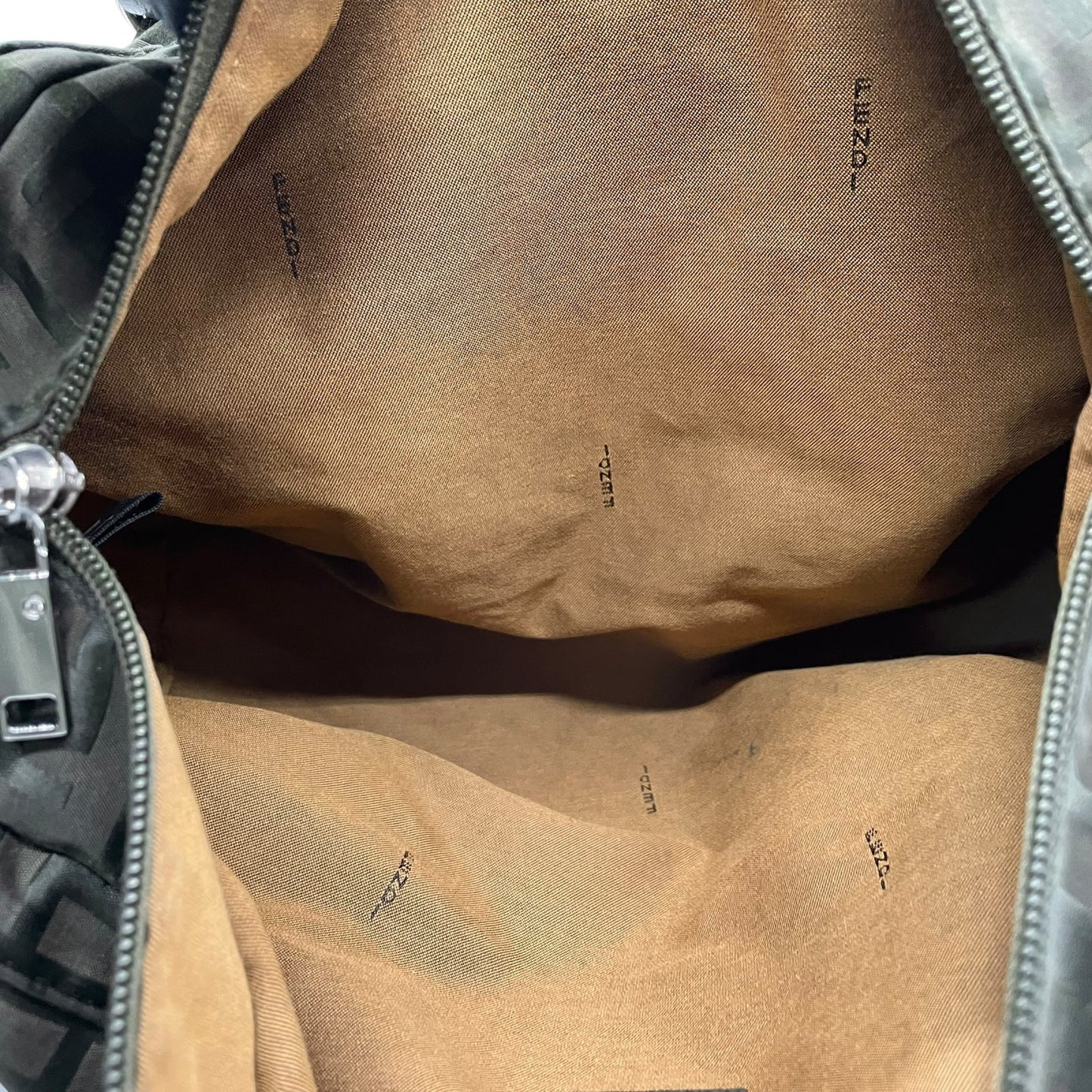 美品 FENDI フェンディ ズッカ柄 ナイロントート バッグ カーキ グリーン FF柄 ベルトデザイン シルバー金具 8BH143 ハンドバッグ レディース B1