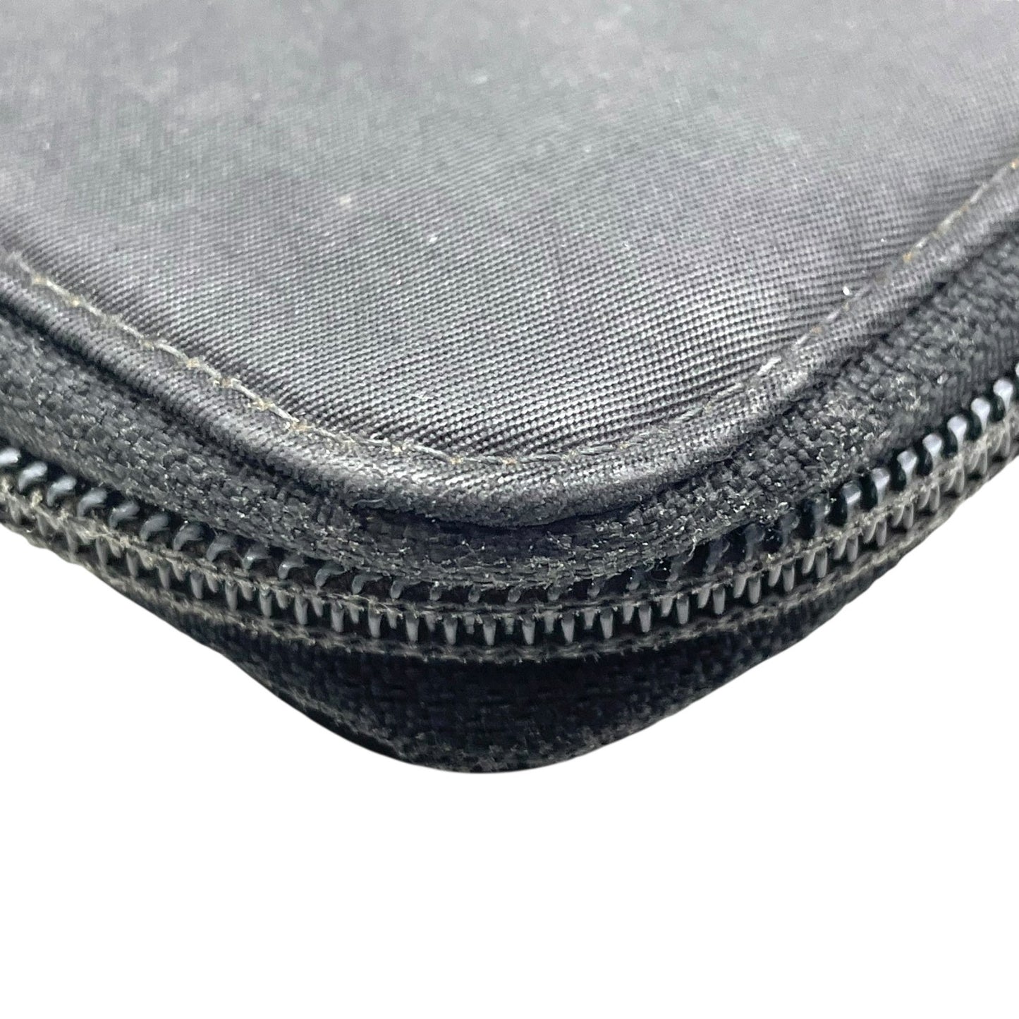 プラダ PRADA 長財布 ブラック 黒 NERO ナイロン レザー ラウンドファスナー 三角ロゴプレート トライアングルロゴ シルバー金具 メンズ レディース M1