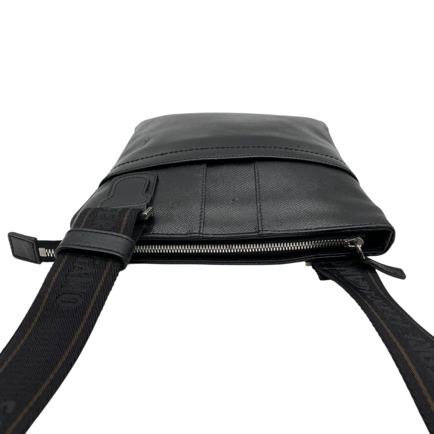 フェラガモ Salvatore Ferragamo ショルダーバッグ サコッシュ 黒 ブラック レザー シルバー金具 ロゴストラップ 斜め掛け可 メンズ K6