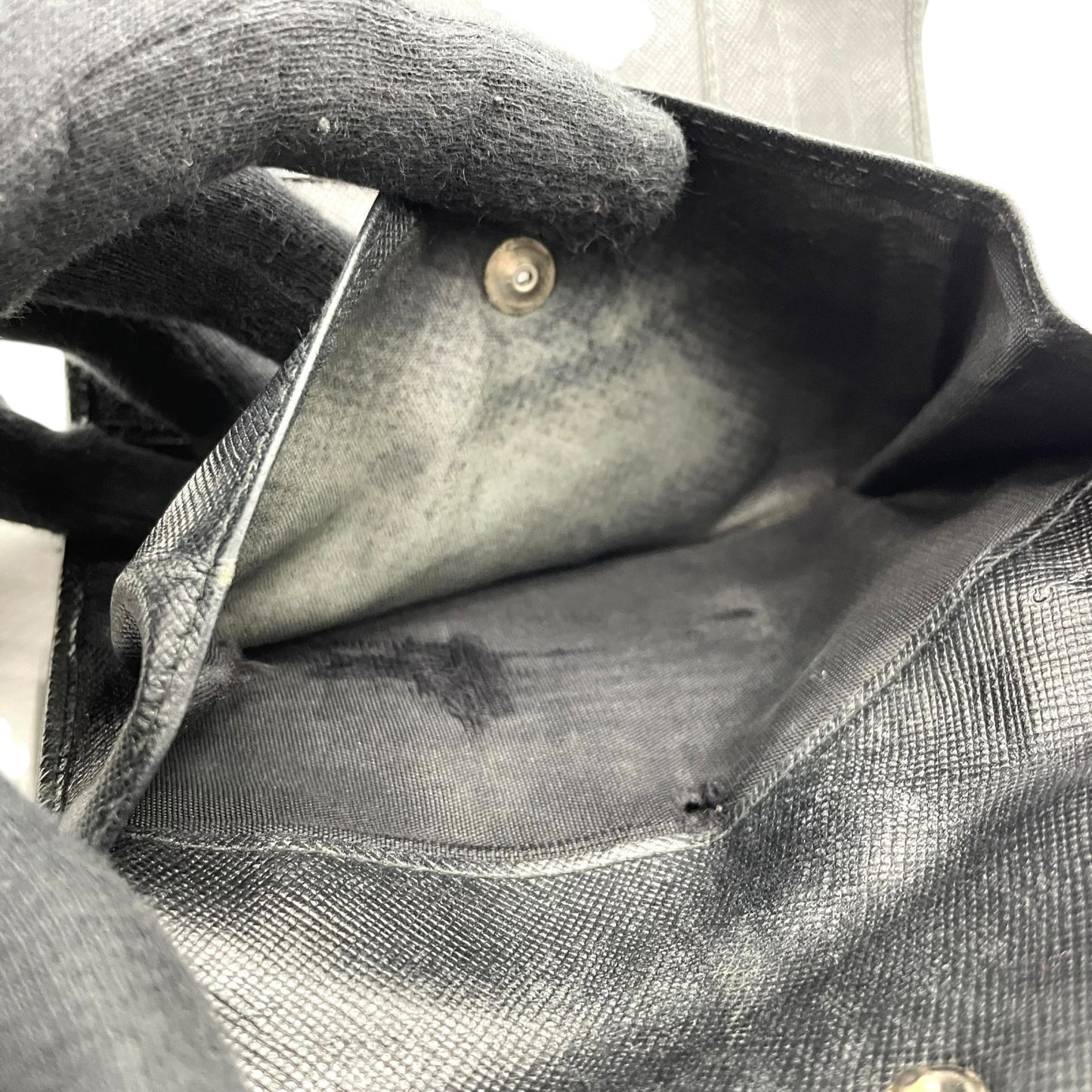 PRADA プラダ 三つ折り財布 コンパクトウォレット フラップ サフィアーノレザー ブラック 三角ロゴ トライアングルロゴ シルバー金具 メンズ レディース W3