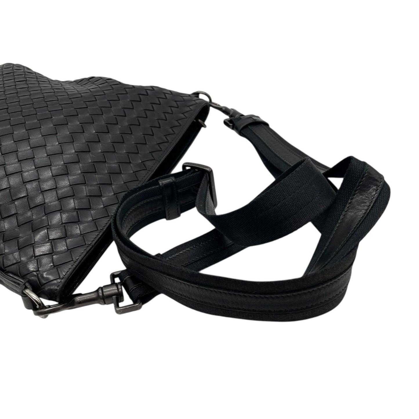 美品 BOTTEGA VENETA ボッテガヴェネタ イントレチャート ショルダーバッグ 276356 レザー 本革 ブラック 黒 ブラック金具 斜め掛け可 サコッシュ メンズ レディース K3