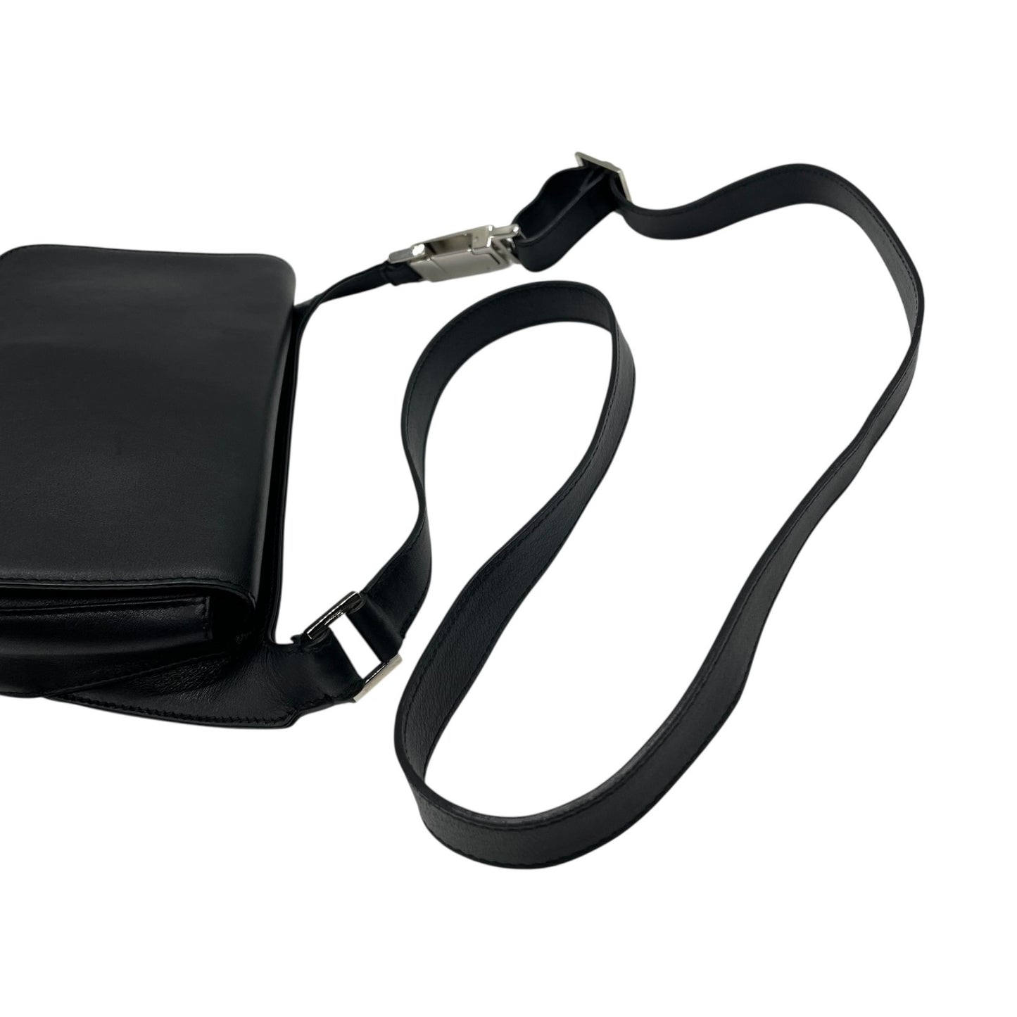 未使用級 サルヴァトーレフェラガモ ショルダーバッグ 斜め掛け レザー 黒 ブラック 本革 クロスボディ チェーン B3