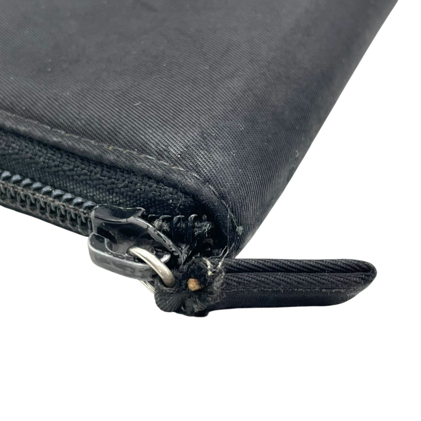 プラダ PRADA 長財布 ブラック 黒 NERO ナイロン レザー ラウンドファスナー 三角ロゴプレート トライアングルロゴ シルバー金具 メンズ レディース M1