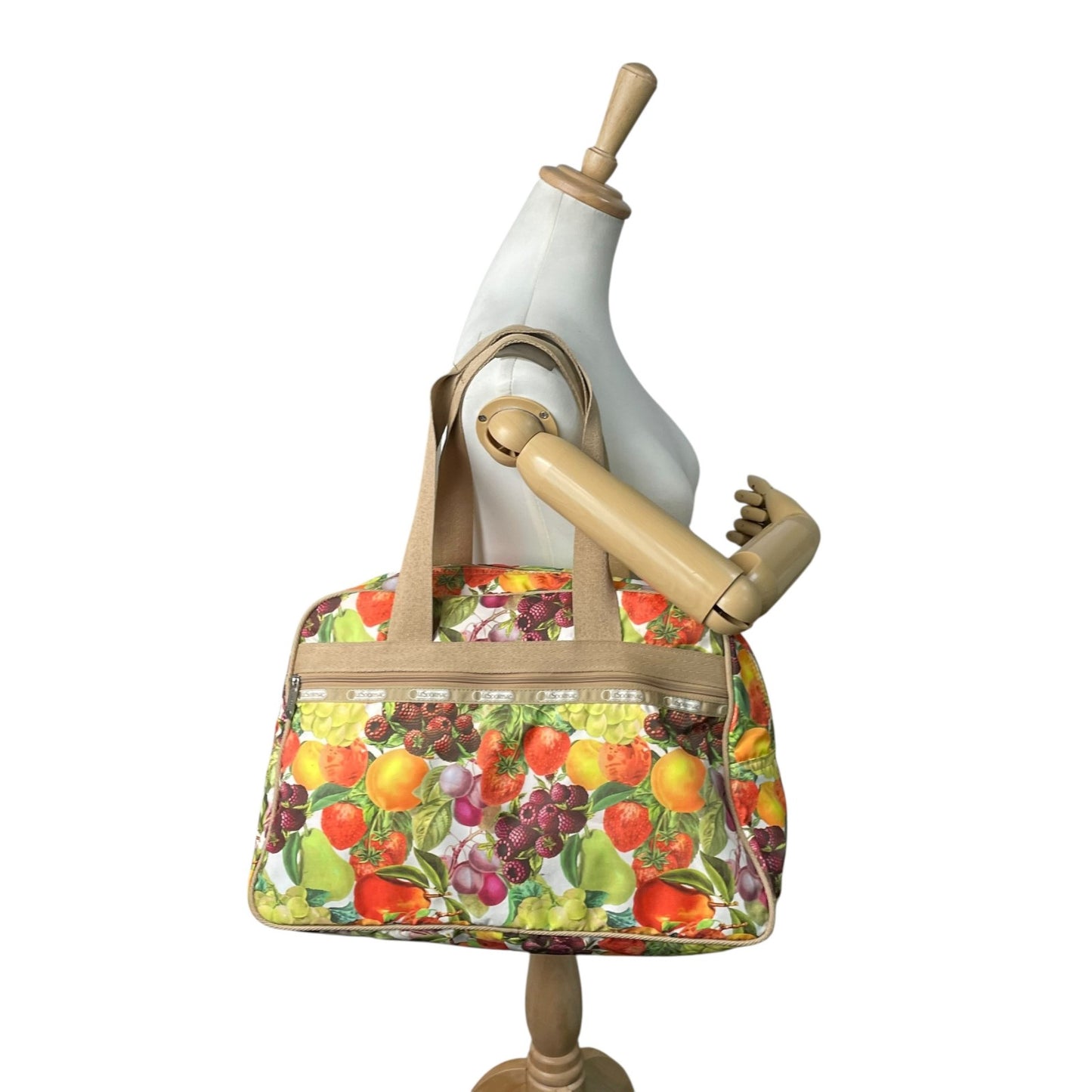 未使用級 LeSportsac レスポートサック ボストンバッグ ナイロン マルチカラー ベージュ 果物 フルーツ柄 総柄 シルバー金具 ロゴ 肩掛け可 レディース S91