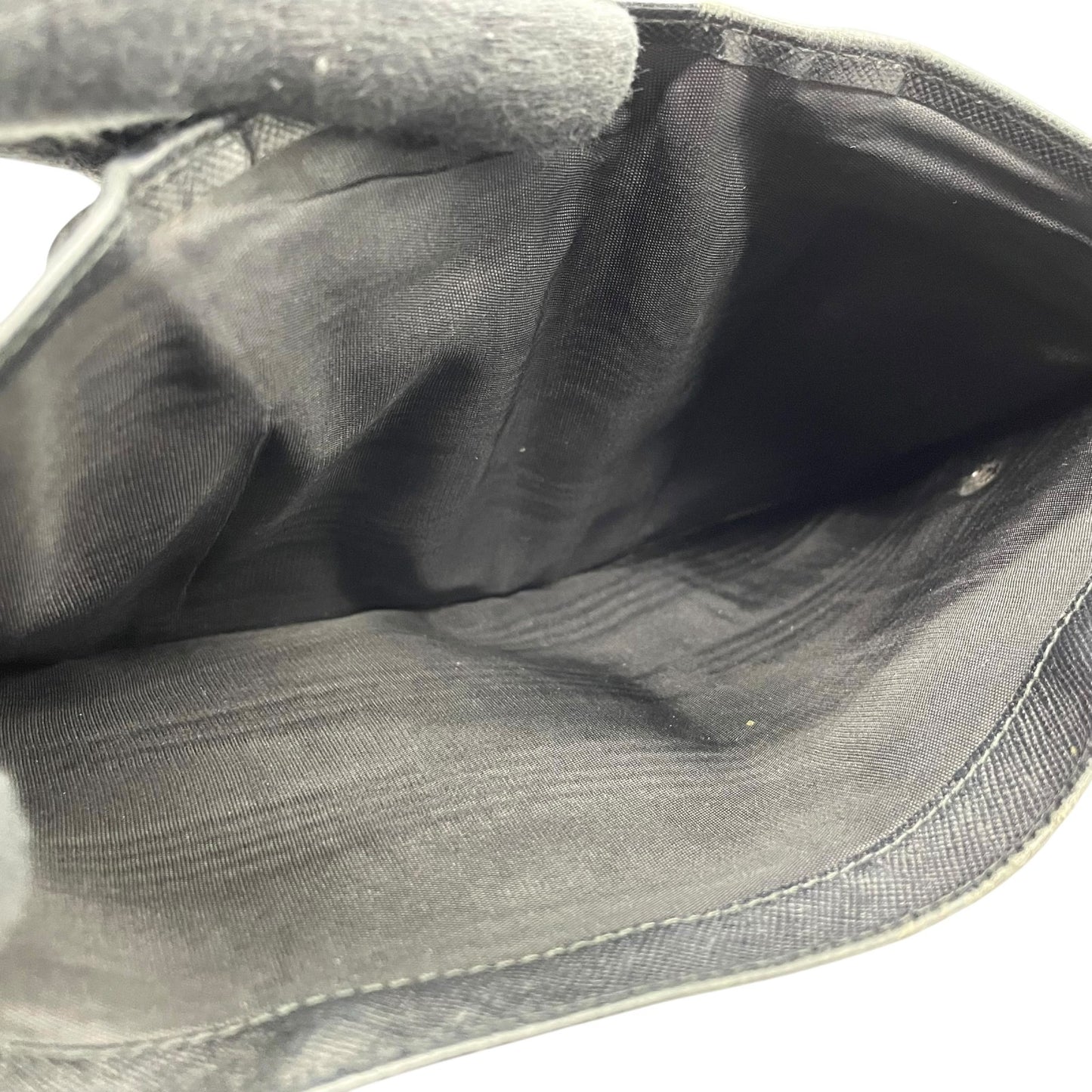 PRADA プラダ 三つ折り財布 コンパクトウォレット フラップ サフィアーノレザー ブラック 三角ロゴ トライアングルロゴ シルバー金具 メンズ レディース W3