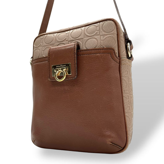 美品 Salvatore Ferragamo フェラガモ ガンチーニ ショルダーバッグ PVC レザー ベージュ ブラウン ゴールド金具 クロスボディ ポシェット 斜め掛け レディース K11