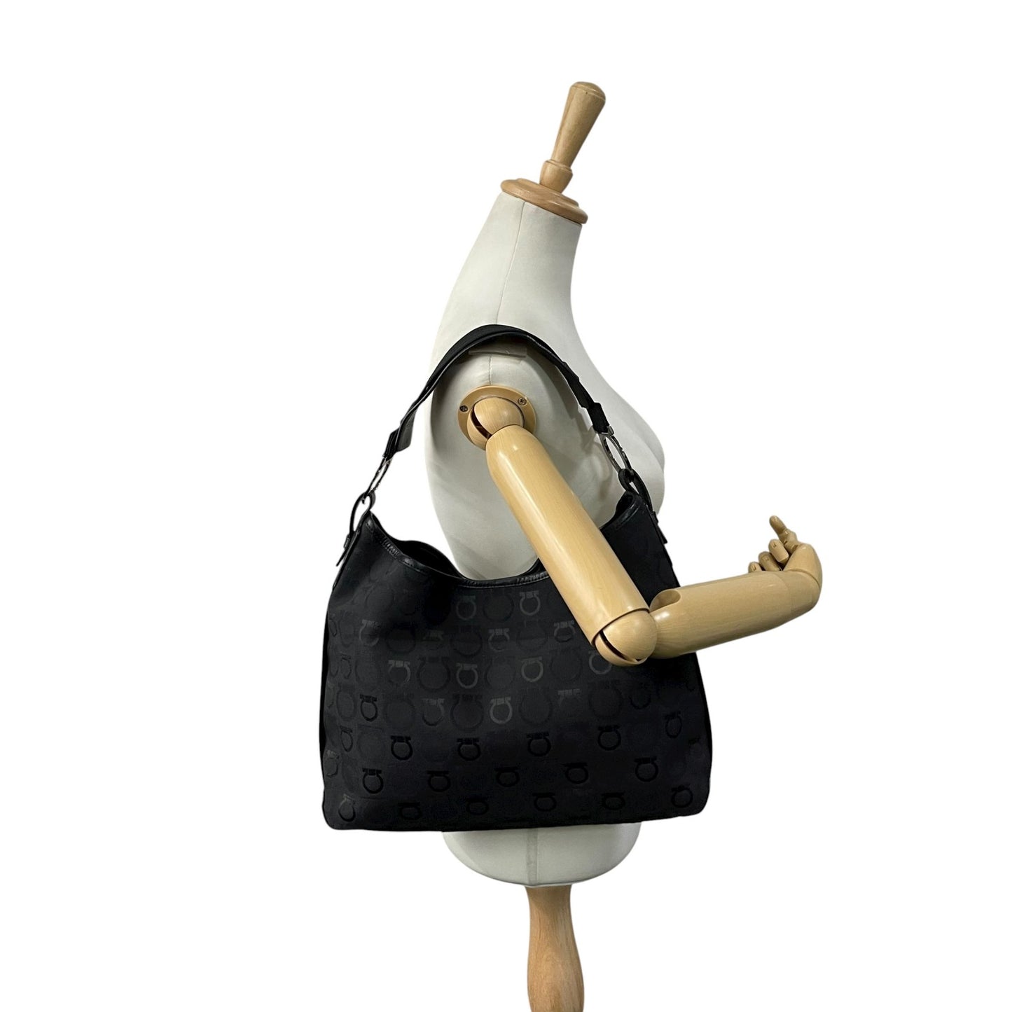 サルヴァトーレ フェラガモ Salvatore Ferragamo ガンチーニ ショルダーバッグ トートバッグ キャンバス 黒 ブラック シルバー金具 ロゴ ワンショルダー C3