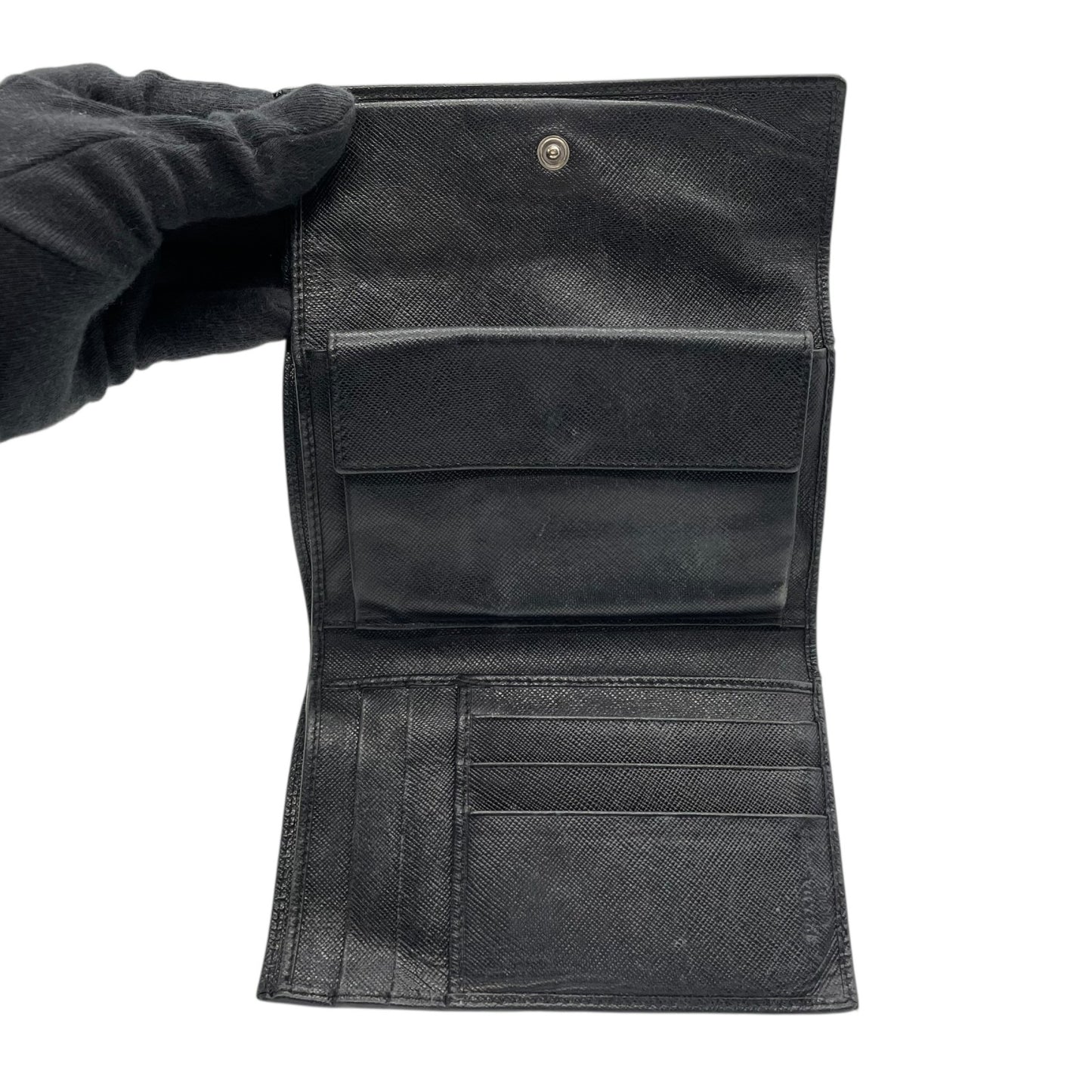 PRADA プラダ 三つ折り財布 コンパクトウォレット フラップ サフィアーノレザー ブラック 三角ロゴ トライアングルロゴ シルバー金具 メンズ レディース W3