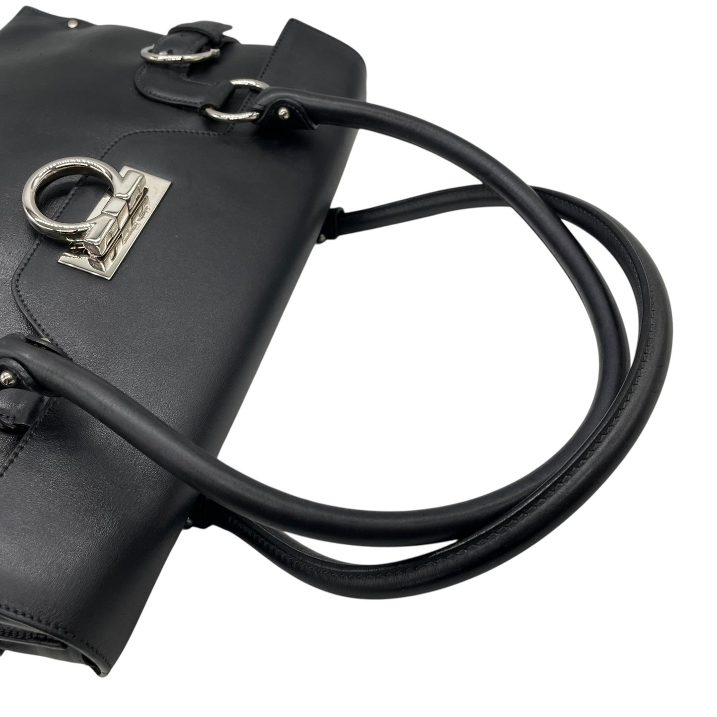 極美品 Salvatore Ferragamo フェラガモ ガンチーニ ハンドバッグ ワンショルダー 黒 ブラック レザー シルバー金具 DY-21 肩掛け可 メンズ レディース E