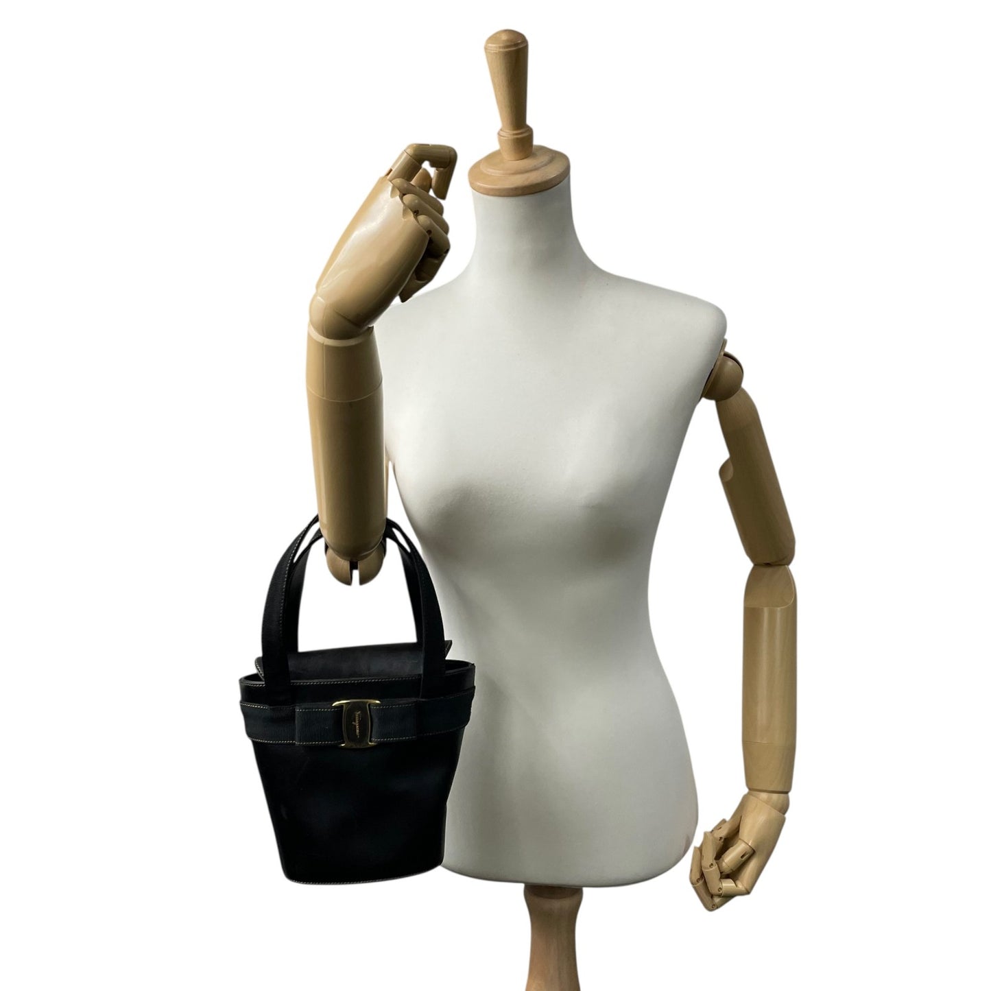 Salvatore Ferragamo サルヴァトーレ フェラガモ BA216161 ハンドバッグ ヴァラリボン 黒 ブラック レザー ゴールド金具 バケツ型 ヴィンテージ レディース B4