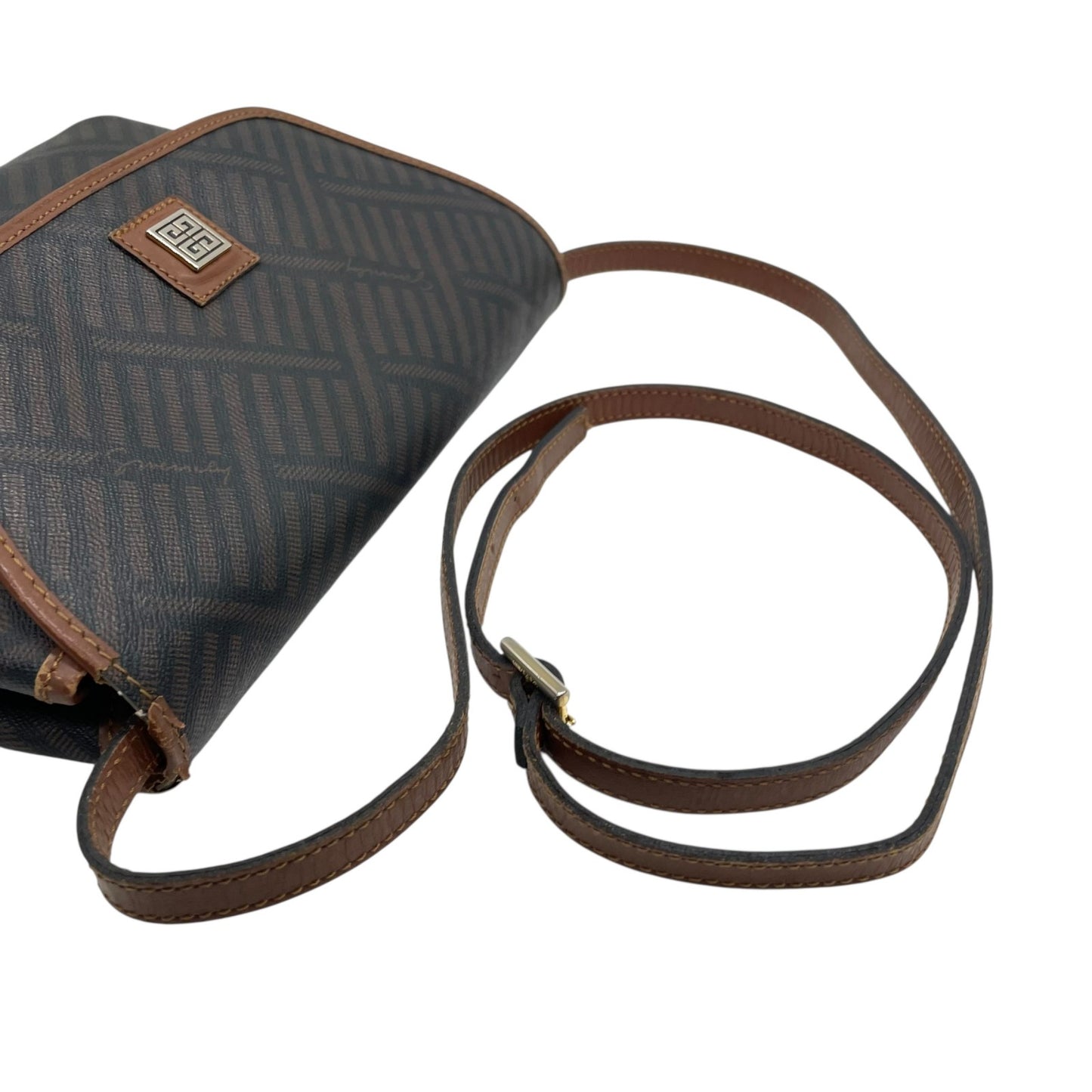 ジバンシィ GIVENCHY ジバンシー ショルダーバッグ モノグラム柄 フラップ ブラウン 茶色 ブラック 黒 ロゴプレート ヴィンテージ A3