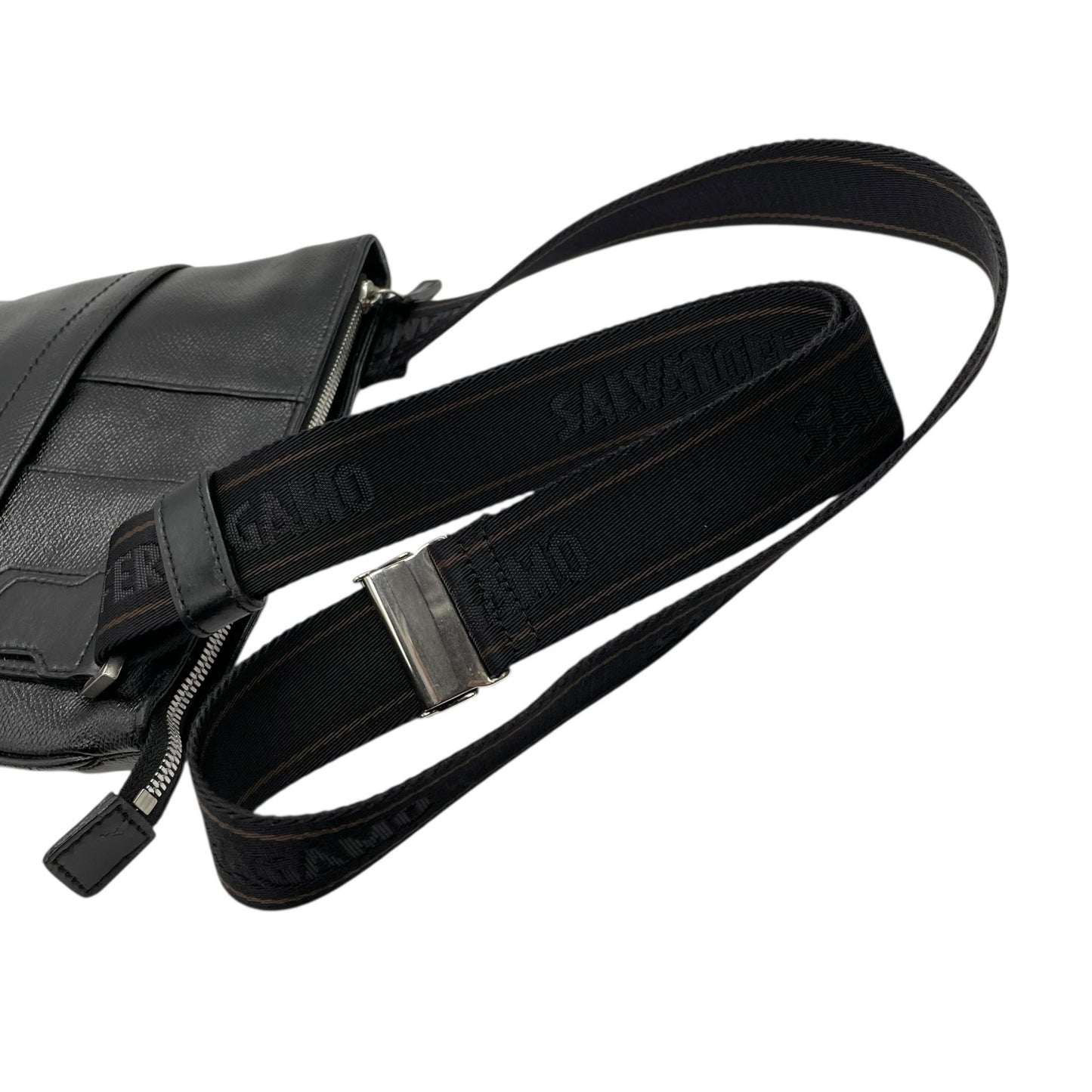 フェラガモ Salvatore Ferragamo ショルダーバッグ サコッシュ 黒 ブラック レザー シルバー金具 ロゴストラップ 斜め掛け可 メンズ K6