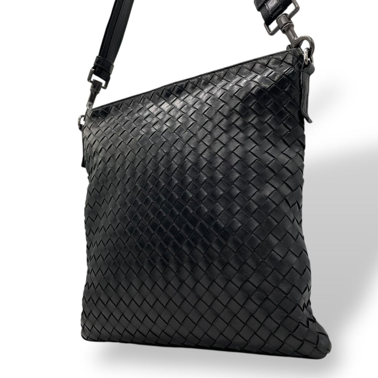 美品 BOTTEGA VENETA ボッテガヴェネタ イントレチャート ショルダーバッグ 276356 レザー 本革 ブラック 黒 ブラック金具 斜め掛け可 サコッシュ メンズ レディース K3