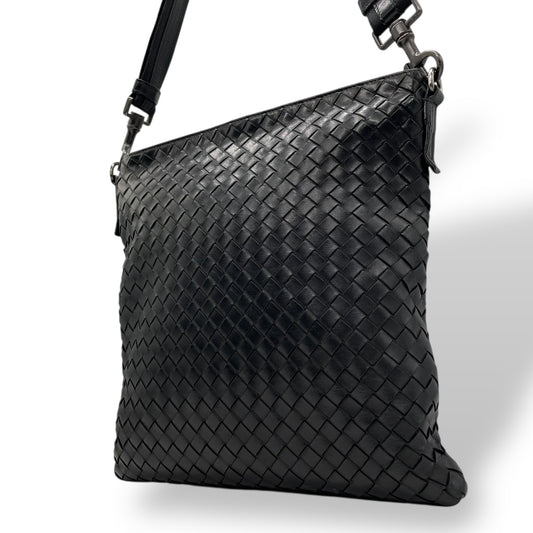 美品 BOTTEGA VENETA ボッテガヴェネタ イントレチャート ショルダーバッグ 276356 レザー 本革 ブラック 黒 ブラック金具 斜め掛け可 サコッシュ メンズ レディース K3