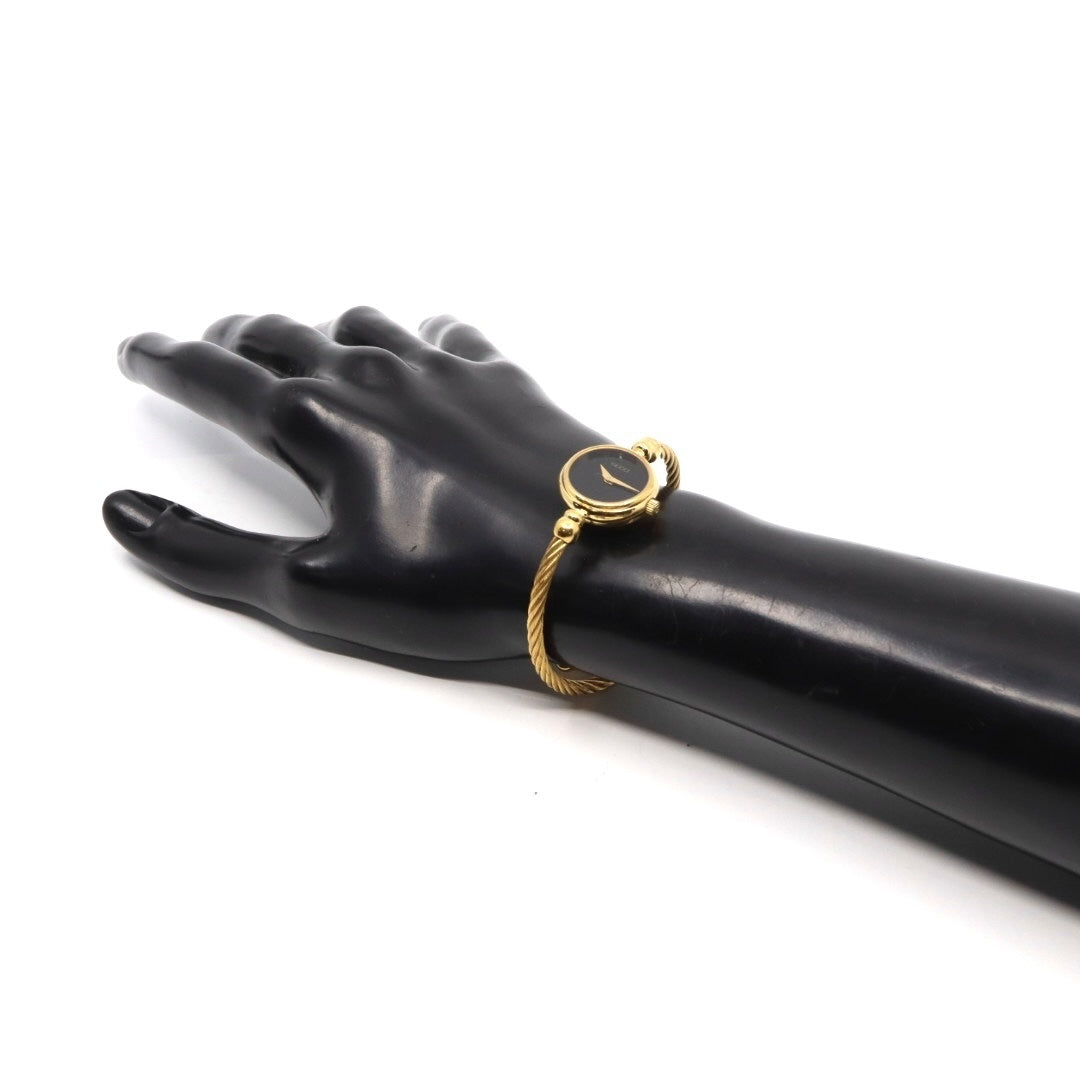 美品 電池交換済 グッチ GUCCI 2700.2.L 腕時計 レディースウォッチ バングルウォッチ ワイヤーブレスレット クォーツ ゴールド ブラック文字盤 アナログ ヴィンテージ ビンテージ エレガント クラシック ドレスウォッチ 稼働品 G3