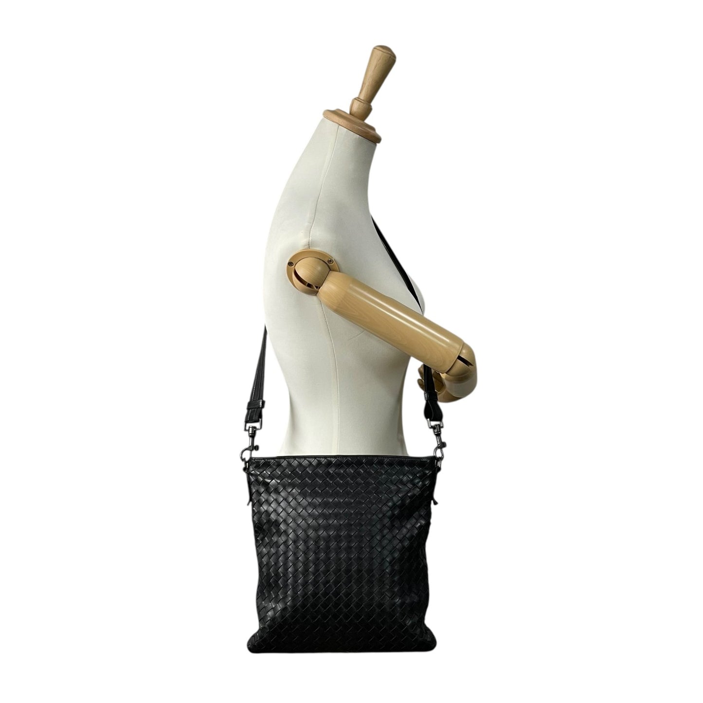 美品 BOTTEGA VENETA ボッテガヴェネタ イントレチャート ショルダーバッグ 276356 レザー 本革 ブラック 黒 ブラック金具 斜め掛け可 サコッシュ メンズ レディース K3