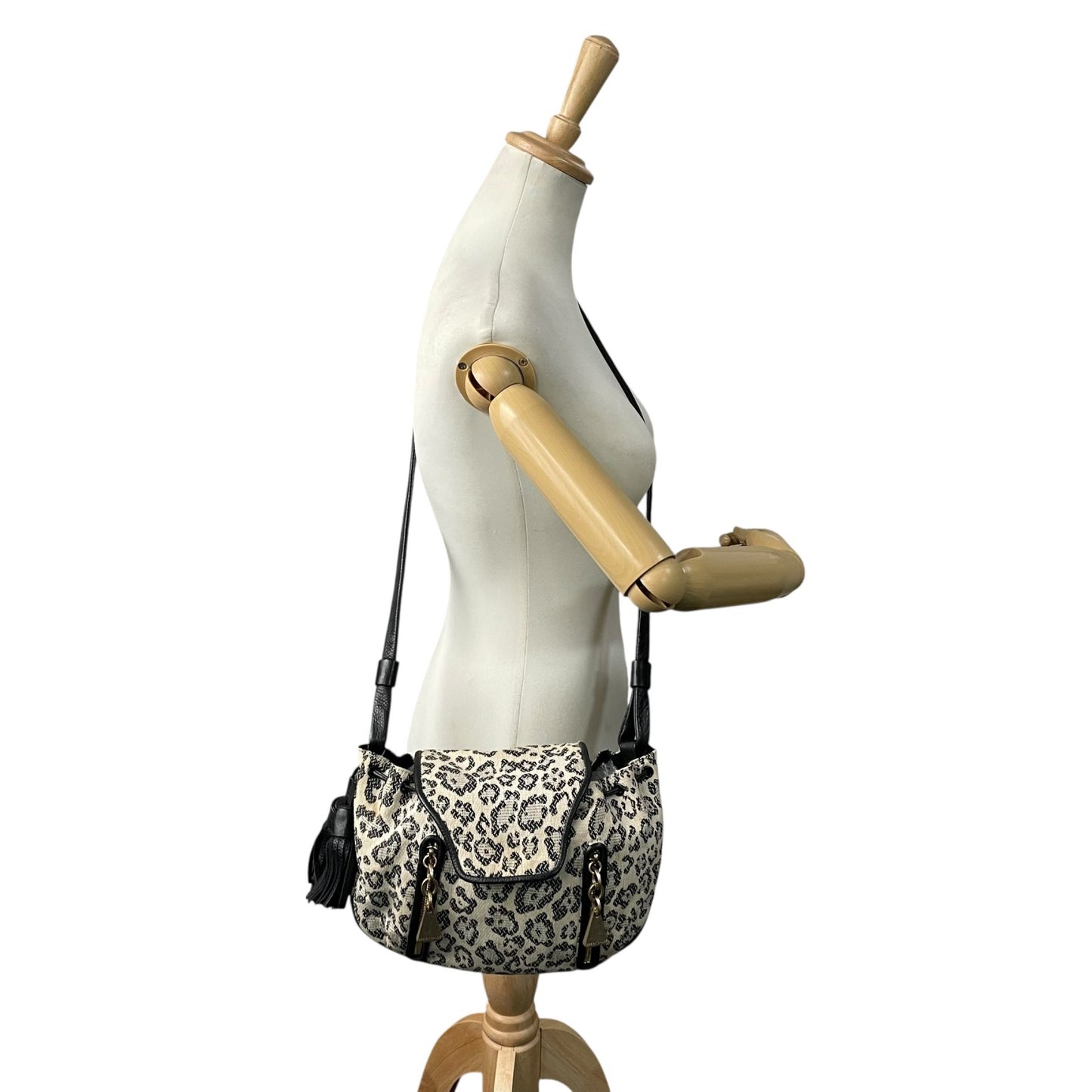 SEE BY CHLOE シーバイクロエ ショルダーバッグ 白 アイボリー 黒 ブラック レオパード ヒョウ柄 キャンバス レザー ゴールド金具 タッセル 斜め掛け可 レディース E5