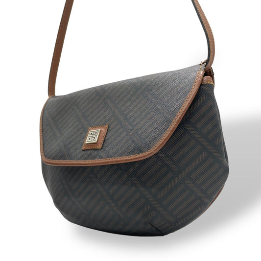 ジバンシィ GIVENCHY ジバンシー ショルダーバッグ モノグラム柄 フラップ ブラウン 茶色 ブラック 黒 ロゴプレート ヴィンテージ A3