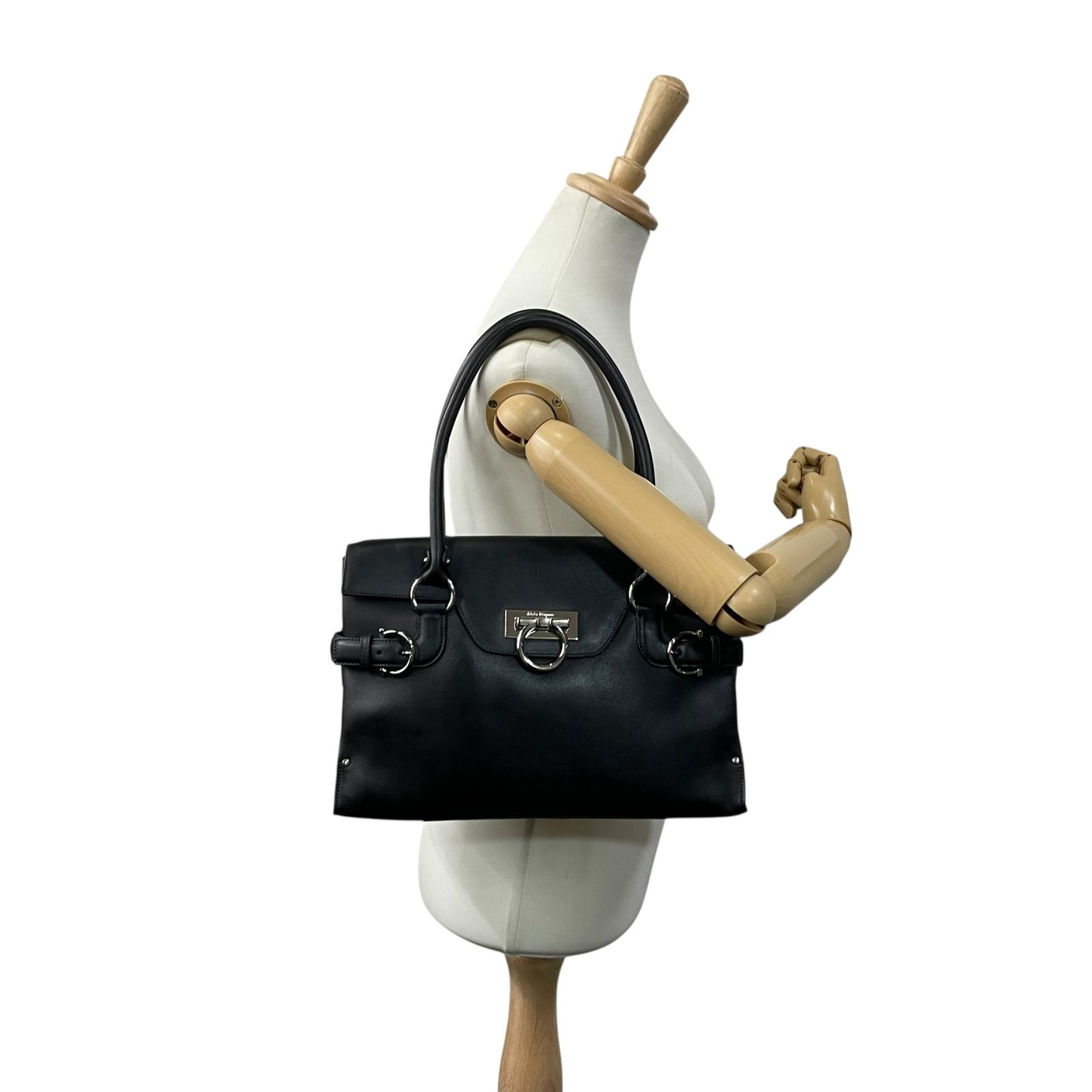 極美品 Salvatore Ferragamo フェラガモ ガンチーニ ハンドバッグ ワンショルダー 黒 ブラック レザー シルバー金具 DY-21 肩掛け可 メンズ レディース E