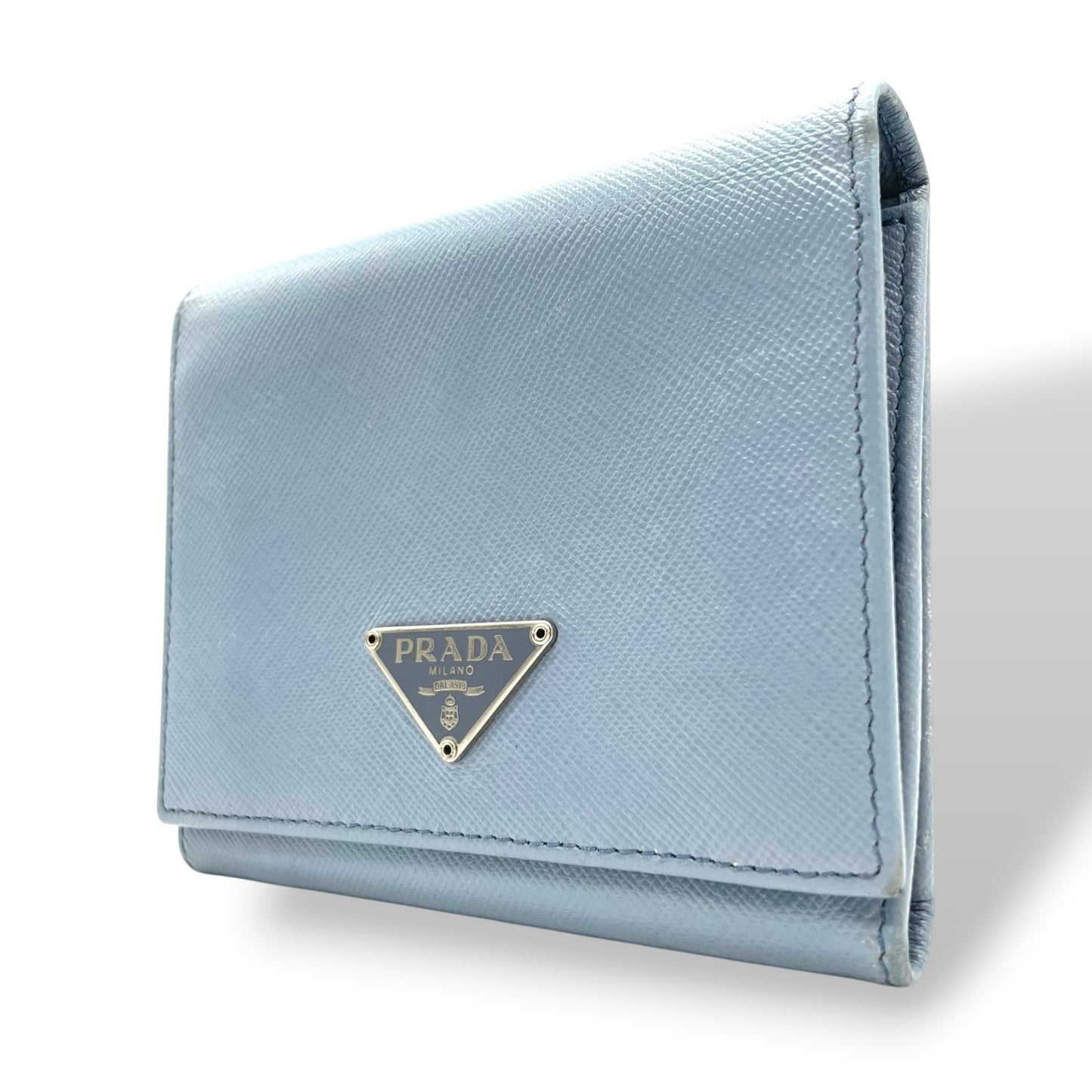 美品 プラダ PRADA サフィアーノレザー 二つ折り財布 トライアングルロゴ 水色 ライトブルー レディース コンパクトウォレット M5