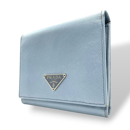 美品 プラダ PRADA サフィアーノレザー 二つ折り財布 トライアングルロゴ 水色 ライトブルー レディース コンパクトウォレット M5