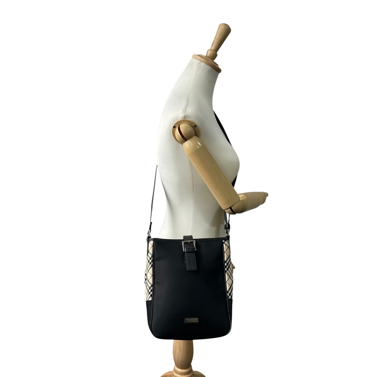 美品 BURBERRY BLACK LABEL バーバリー ショルダーバッグ ナイロン レザー ノバチェック ベージュ 黒 ブラック シルバー金具 斜め掛け メンズ レディース K11