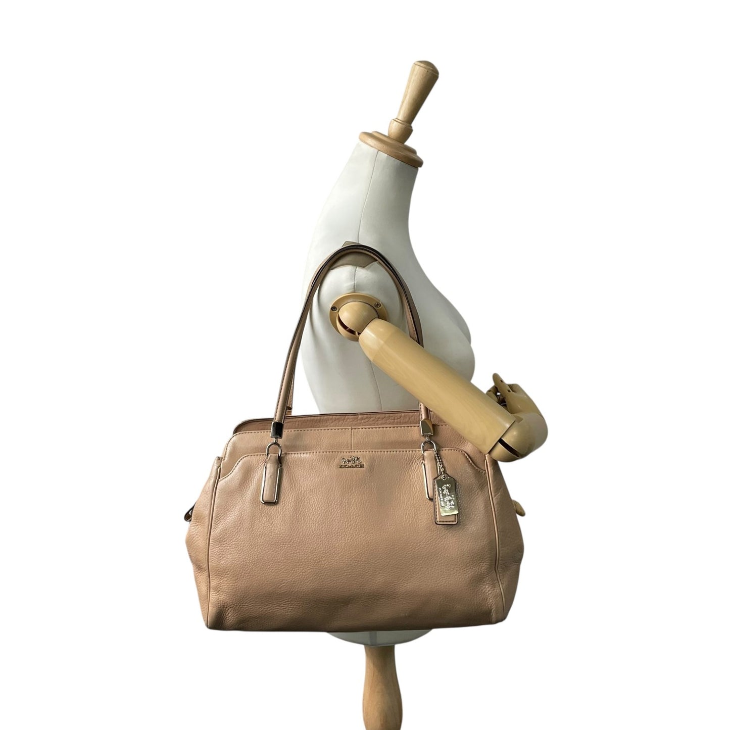 COACH コーチ トートバッグ ハンドバッグ ベージュ レザー ゴールド金具 肩掛け可 ホースロゴ ロゴチャーム ファスナー開閉 レディース E10