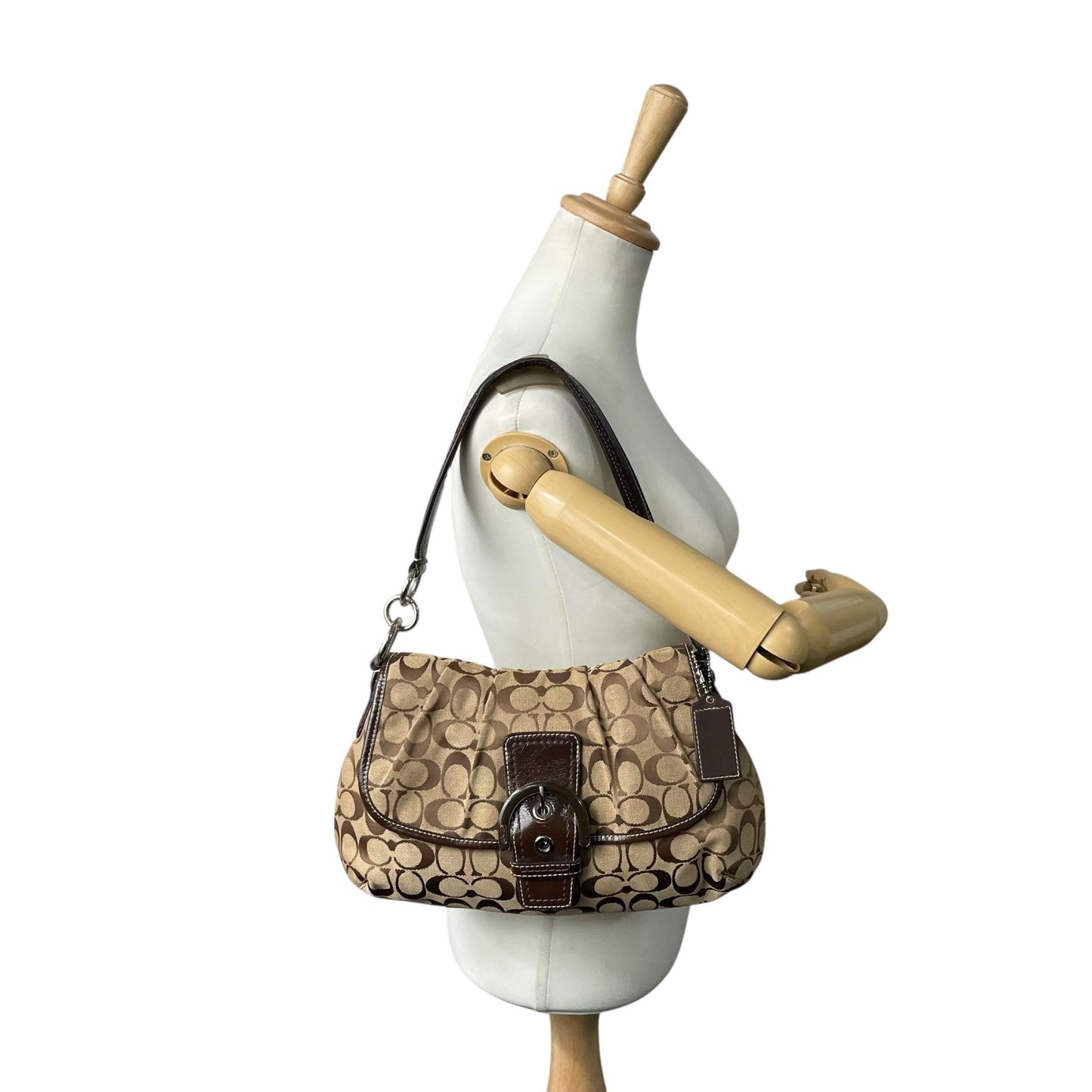 COACH コーチ ソーホー シグネチャー ワンショルダーバッグ 茶 ブラウン ベージュ キャンバス パテントレザー シルバー金具 フラップ ベルト ホーボー 肩掛け可 レディース S6