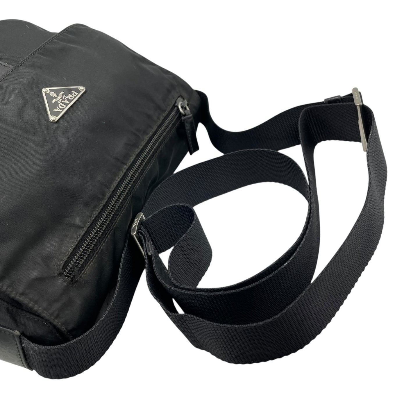 PRADA プラダ ショルダーバッグ 黒 ブラック NERO ナイロン レザー シルバー金具 三角ロゴ 斜め掛け メンズ レディース B3