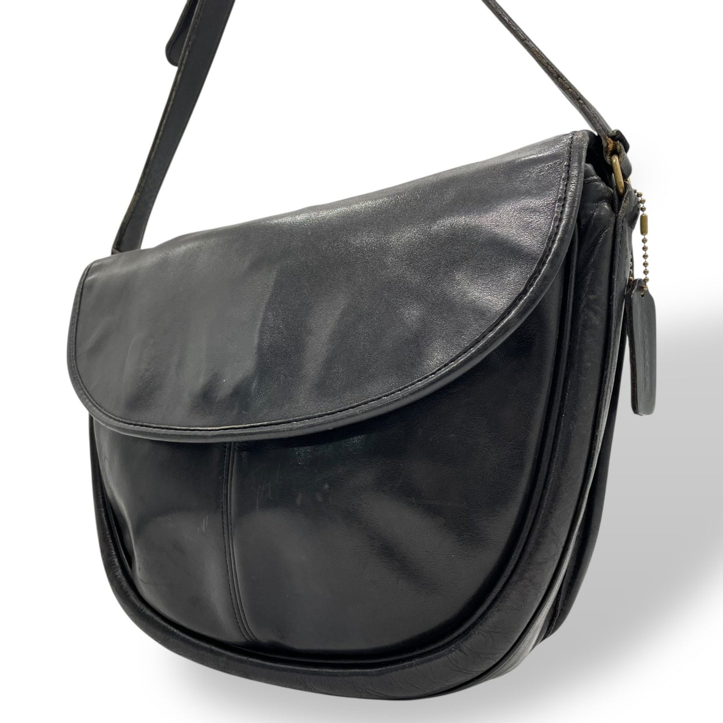 オールドコーチ COACH ショルダーバッグ メッセンジャーバッグ 黒 ブラック レザー ゴールド金具 ロゴチャーム付き フラップ開閉 ヴィンテージ メンズ レディース E2