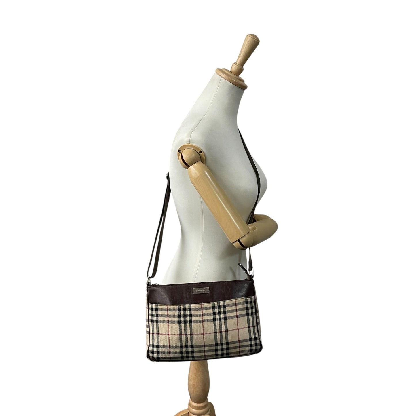 BURBERRY バーバリー ノバチェック ショルダーバッグ キャンバス レザー ベージュ 茶 ブラウン シルバー金具 ロゴプレート チェック柄 斜め掛け 肩掛け レディース C6