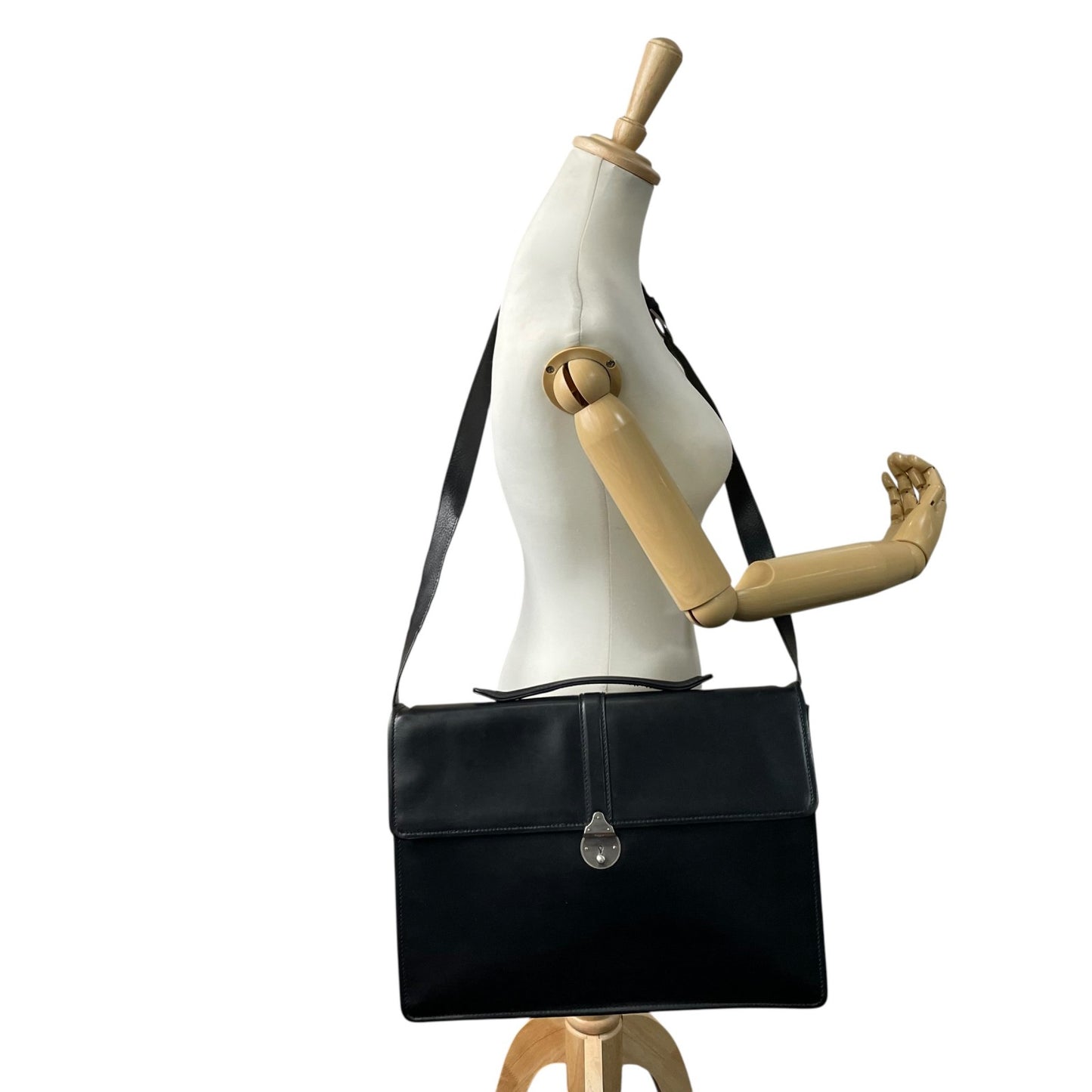 Salvatore Ferragamo サルヴァトーレフェラガモ 2WAY ビジネスバッグ ショルダーバッグ ブリーフケース ダレスバッグ 黒 ブラック レザー シルバー金具 フラップ開閉 斜め掛け可 A4収納可 メンズ E