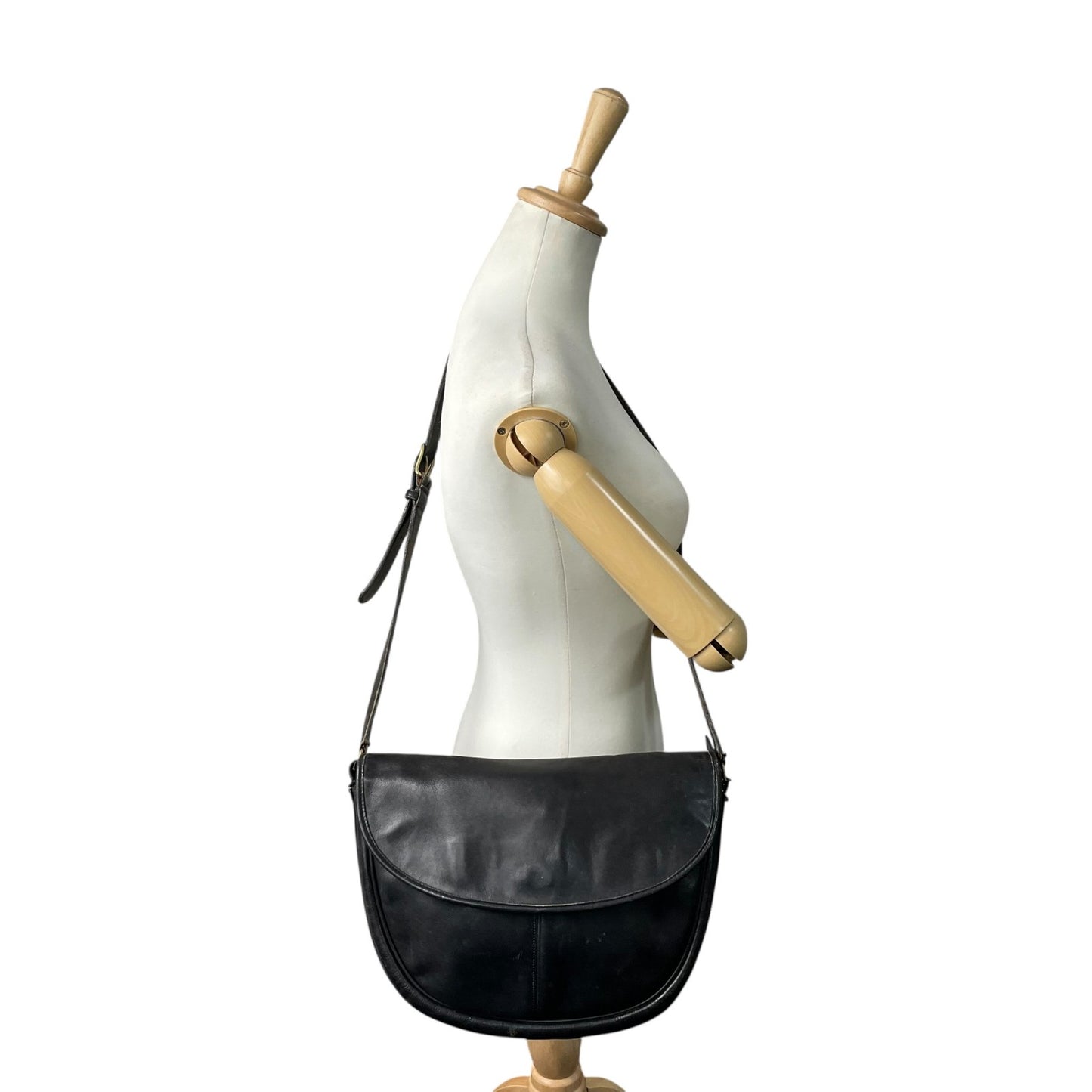 オールドコーチ COACH ショルダーバッグ メッセンジャーバッグ 黒 ブラック レザー ゴールド金具 ロゴチャーム付き フラップ開閉 ヴィンテージ メンズ レディース E2