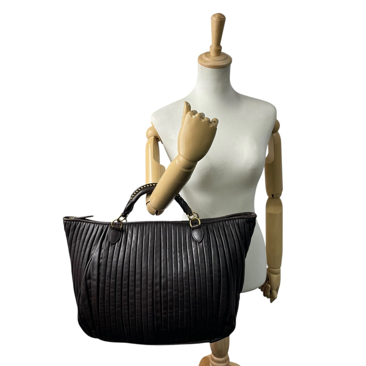 【美品】miumiu ミュウミュウ 2WAY トートバッグ ハンドバッグ ショルダーバッグ ギャザー プリーツ レザー スタッズ ダークブラウン ゴールド金具 斜め掛け可 レディース C