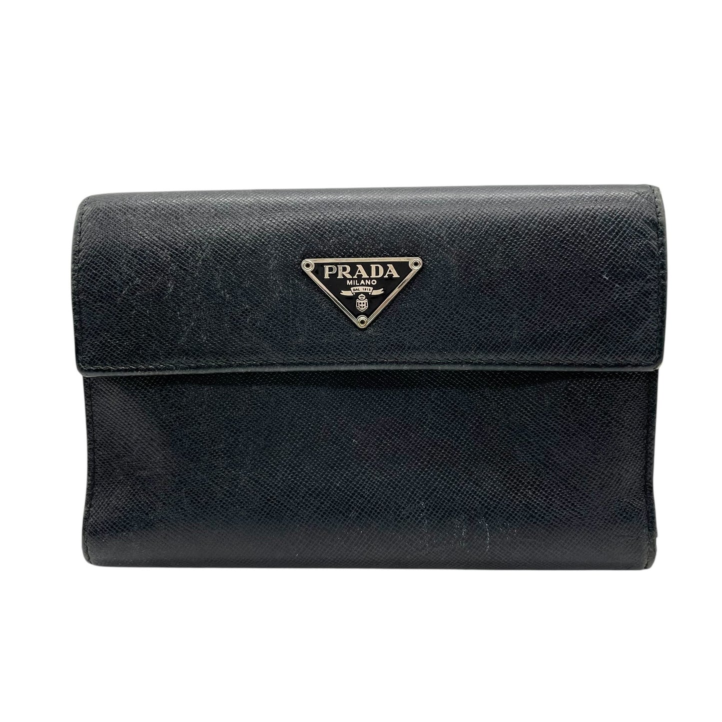 PRADA プラダ 三つ折り財布 コンパクトウォレット フラップ サフィアーノレザー ブラック 三角ロゴ トライアングルロゴ シルバー金具 メンズ レディース W3