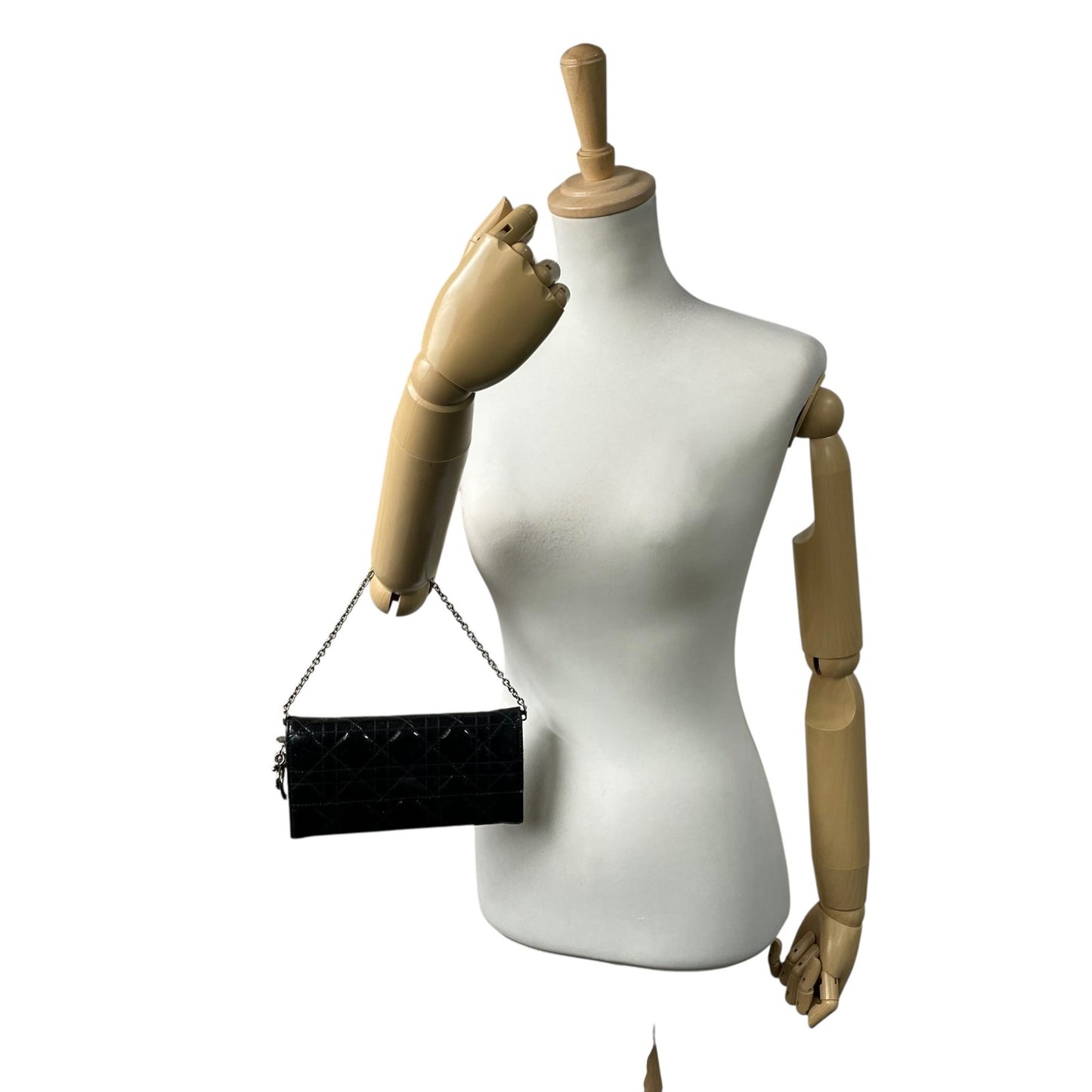 クリスチャンディオール Dior レディディオール ウォレットオンチェーン 黒 ブラック カナージュ パテントレザー チェーンストラップ キルティング エナメル ロゴ レディース W4