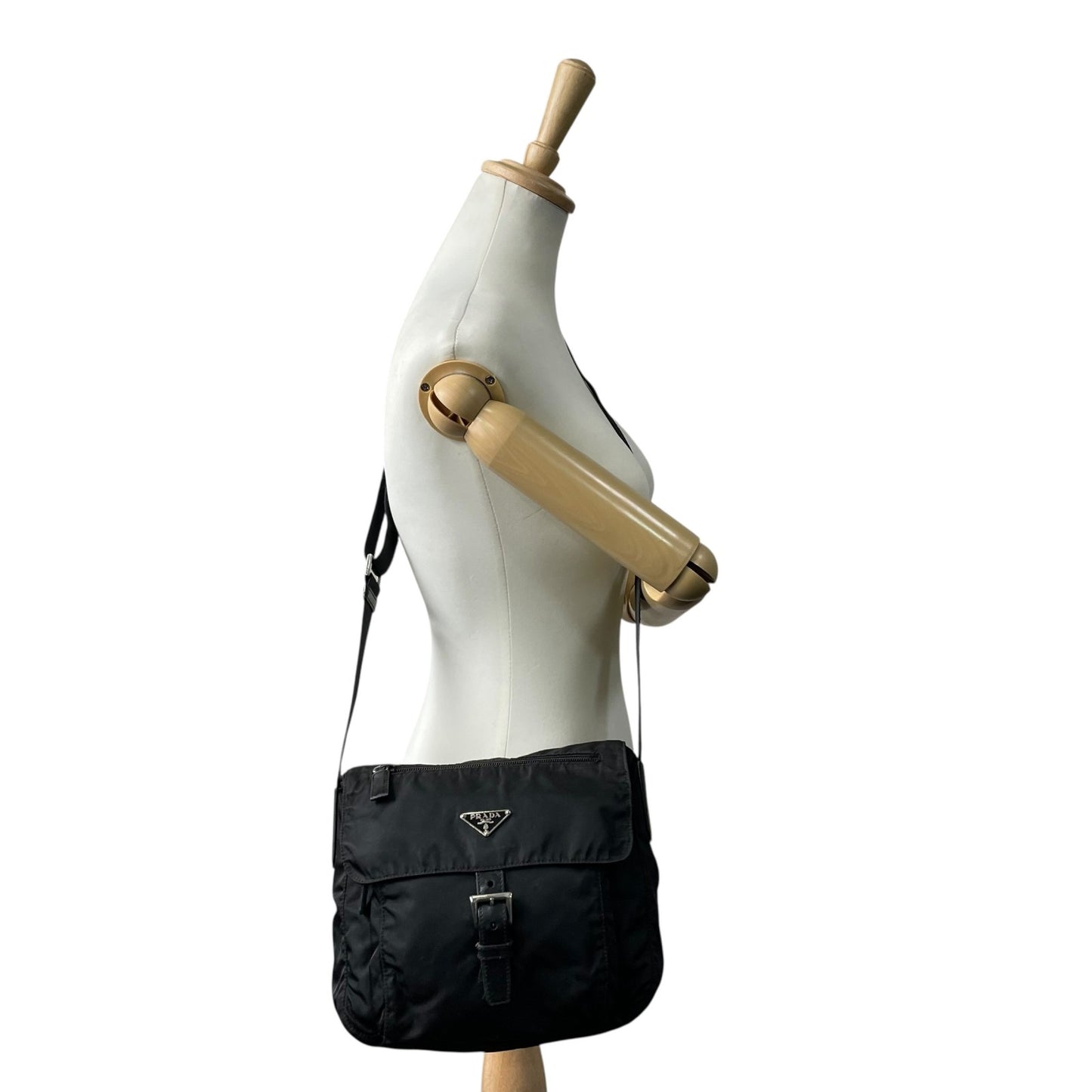 PRADA プラダ ショルダーバッグ 黒 ブラック NERO ナイロン レザー シルバー金具 三角ロゴ 斜め掛け メンズ レディース B3
