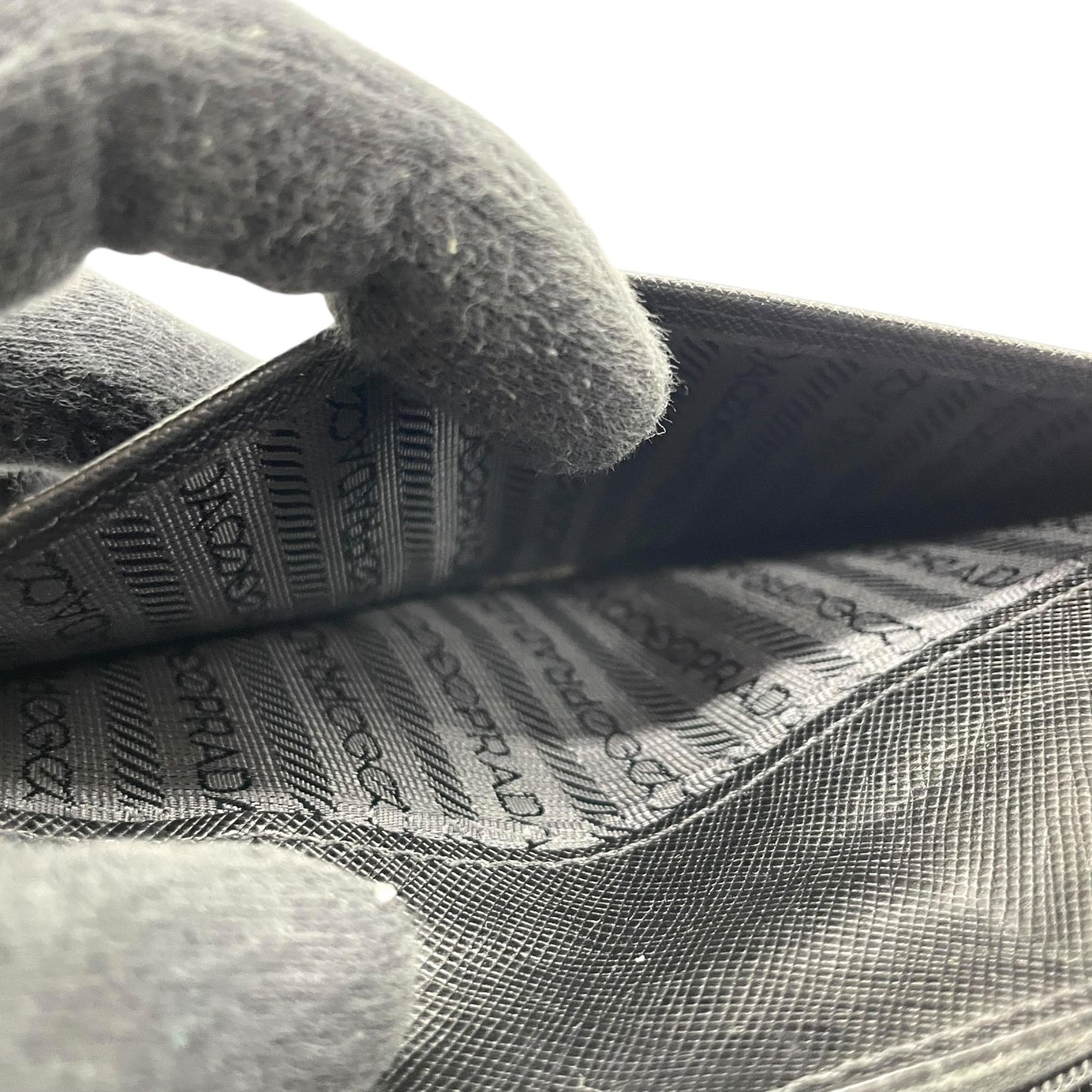 プラダ PRADA ナイロン レザー 長財布 ブラック黒 三角ロゴプレート トライアングル サフィアーノ ラウンドフラップ M3