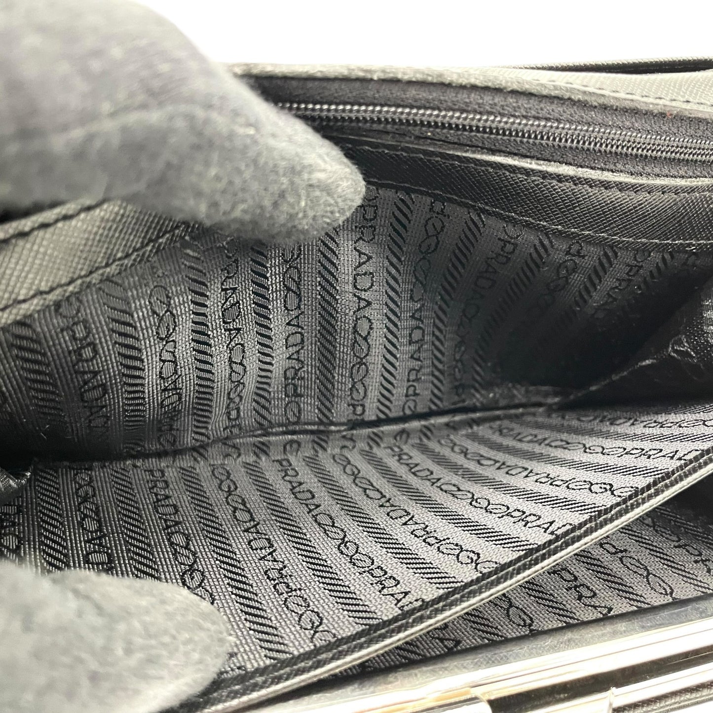 プラダ PRADA ナイロン レザー 長財布 ブラック黒 三角ロゴプレート トライアングル サフィアーノ ラウンドフラップ M3