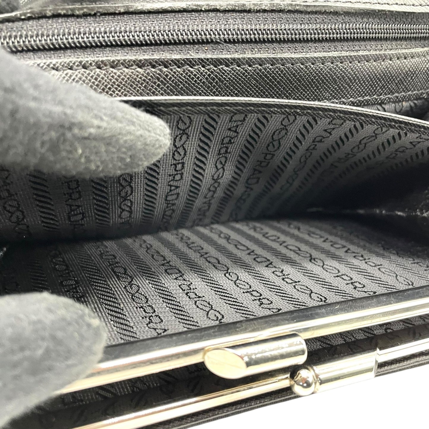 プラダ PRADA ナイロン レザー 長財布 ブラック黒 三角ロゴプレート トライアングル サフィアーノ ラウンドフラップ M3