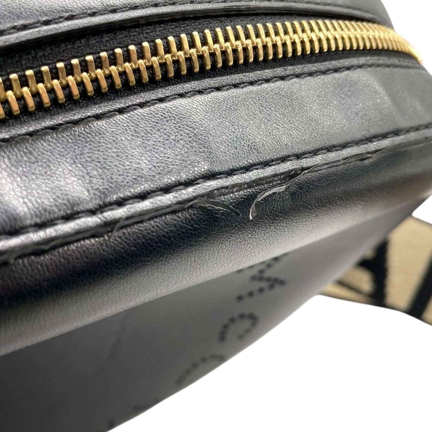 ステラマッカートニー Stella McCartney カメラバッグ ブラック フェイクレザー パーフォレートロゴ ショルダーバッグ クロスボディ 2WAY ロゴストラップ デイリーユース C3