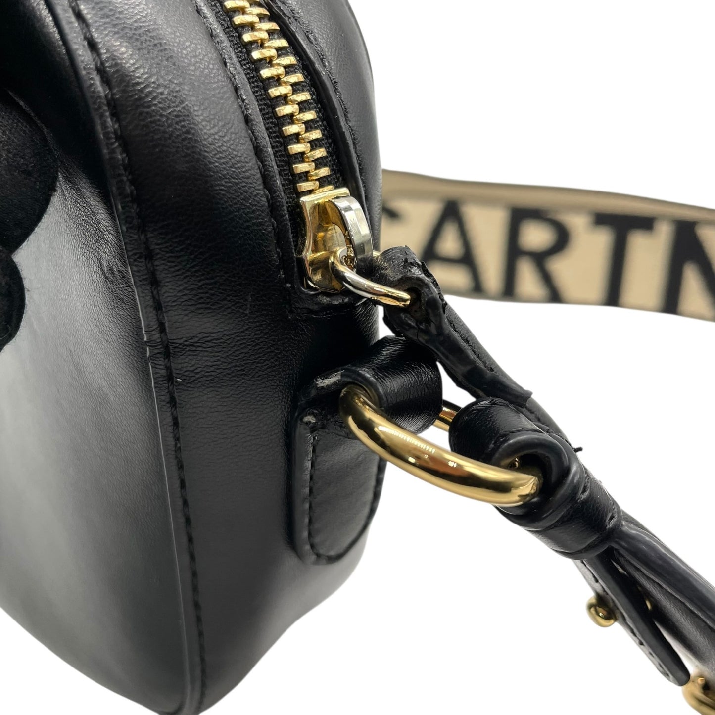 ステラマッカートニー Stella McCartney カメラバッグ ブラック フェイクレザー パーフォレートロゴ ショルダーバッグ クロスボディ 2WAY ロゴストラップ デイリーユース C3