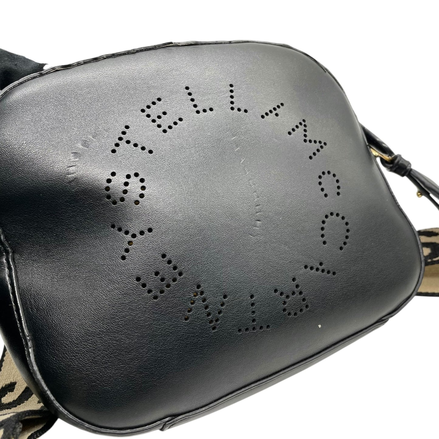 ステラマッカートニー Stella McCartney カメラバッグ ブラック フェイクレザー パーフォレートロゴ ショルダーバッグ クロスボディ 2WAY ロゴストラップ デイリーユース C3