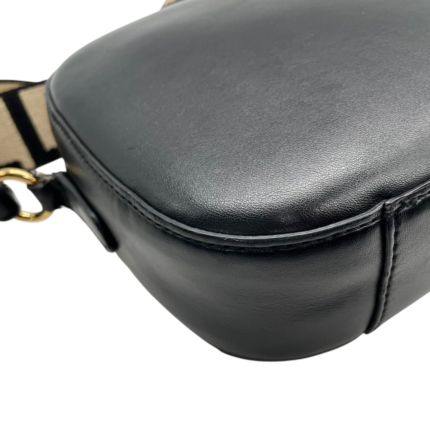 ステラマッカートニー Stella McCartney カメラバッグ ブラック フェイクレザー パーフォレートロゴ ショルダーバッグ クロスボディ 2WAY ロゴストラップ デイリーユース C3